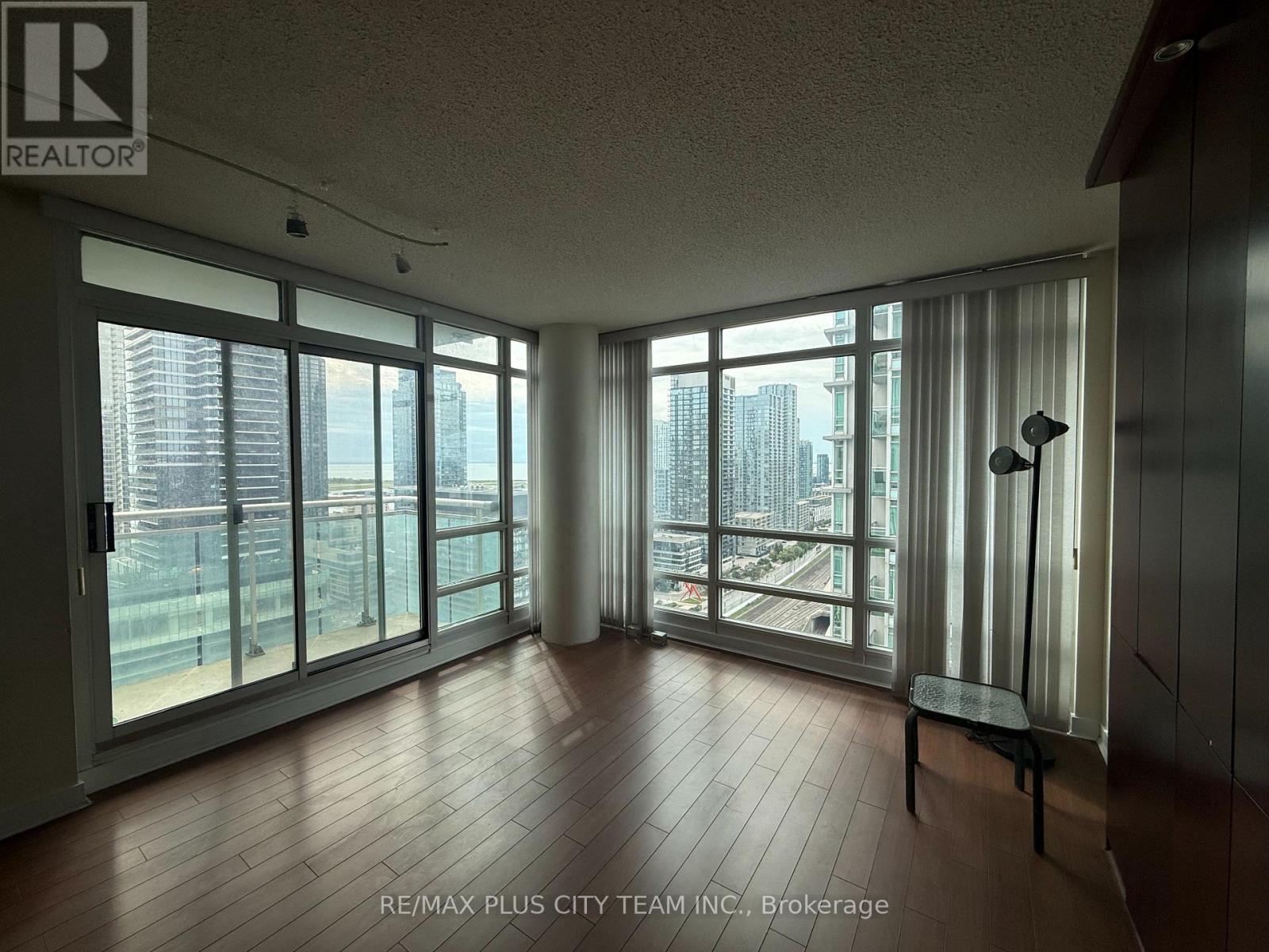3011 - 381 Front Street W, Toronto, Ontario  M5V 3R8 - Photo 2 - C13746772