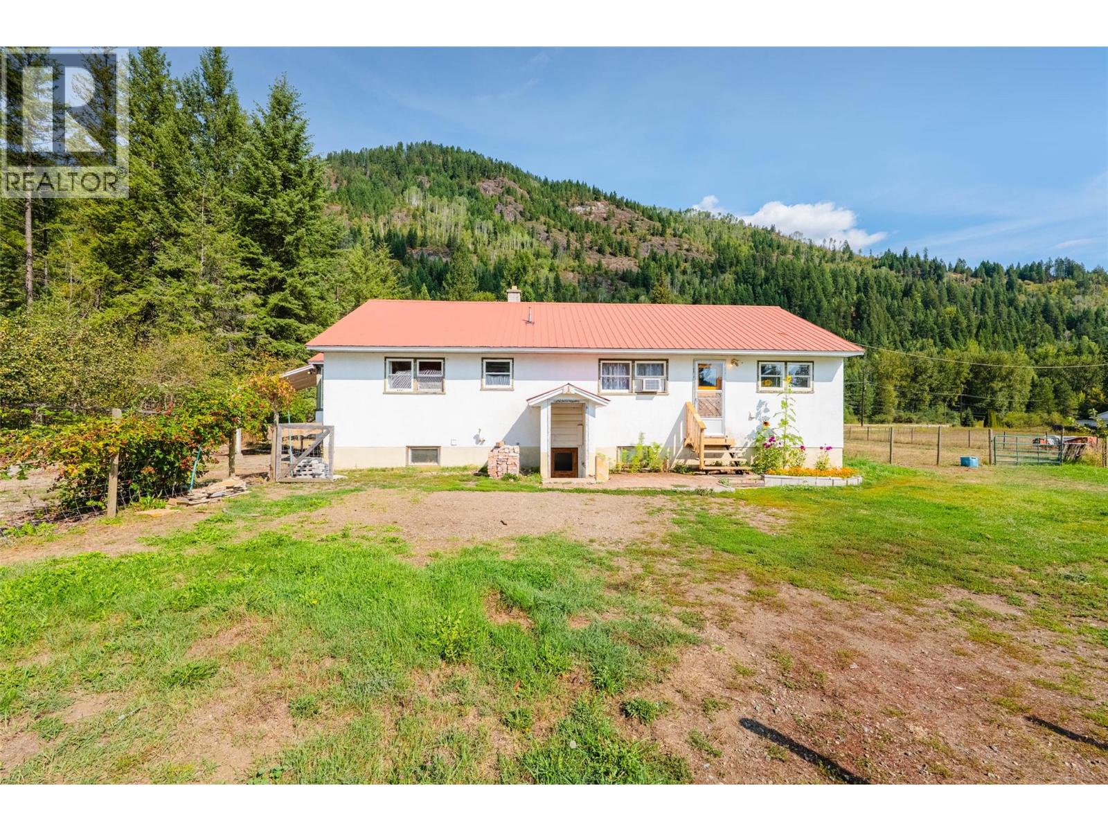 6352 Highway 3 Highway, Salmo, British Columbia  V0G 1Z0 - Photo 10 - 10399408
