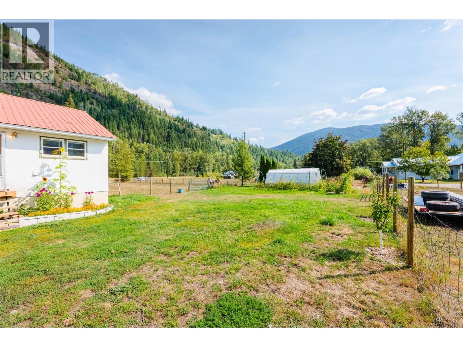 6352 Highway 3 Highway, Salmo, British Columbia  V0G 1Z0 - Photo 11 - 10399408