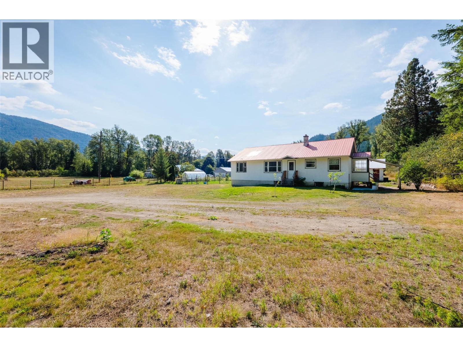 6352 Highway 3 Highway, Salmo, British Columbia  V0G 1Z0 - Photo 3 - 10399408