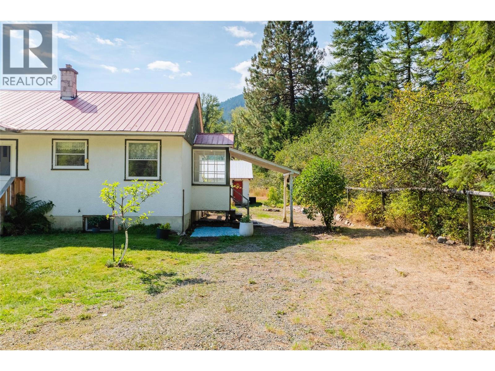 6352 Highway 3 Highway, Salmo, British Columbia  V0G 1Z0 - Photo 5 - 10399408