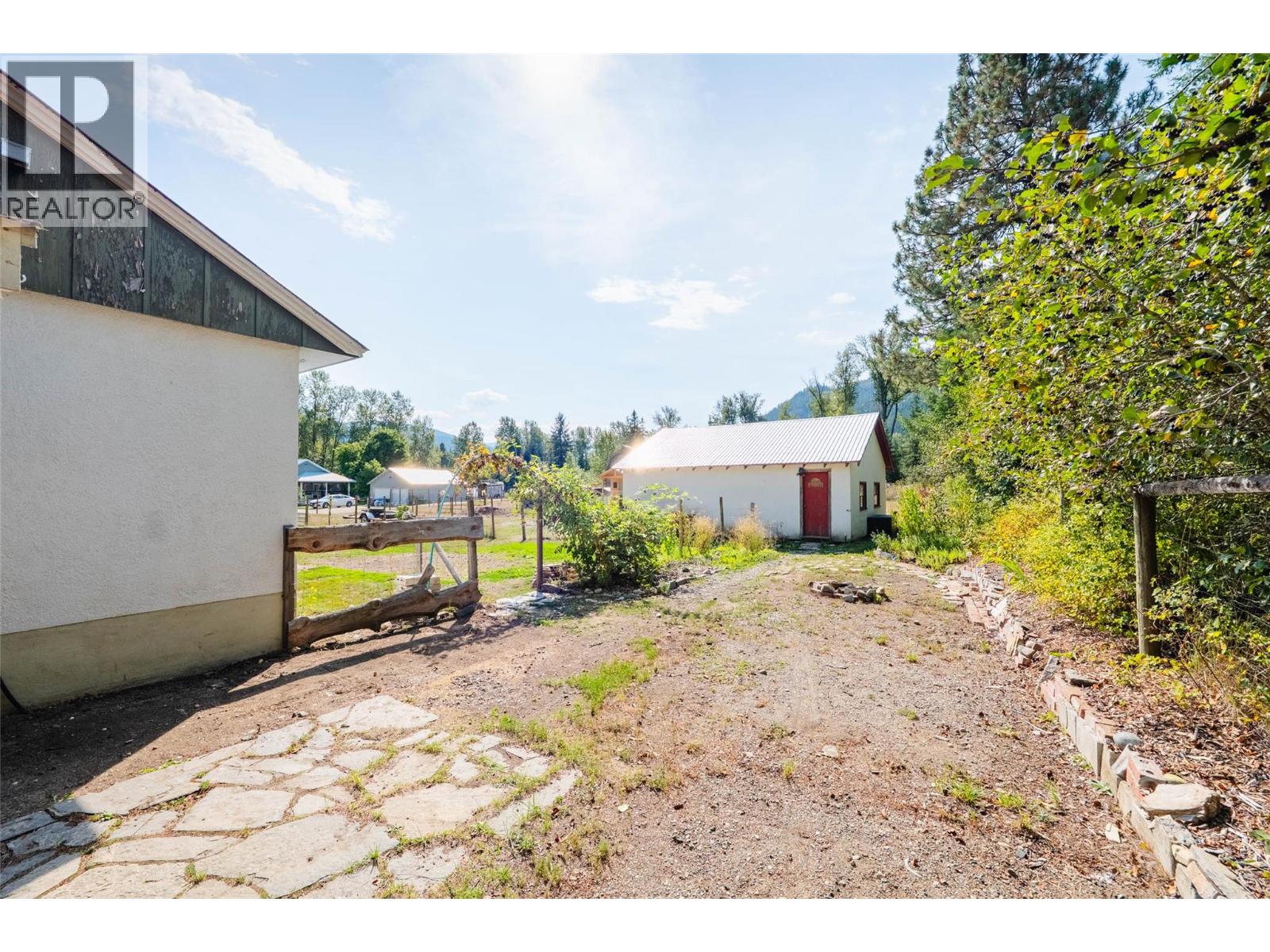 6352 Highway 3 Highway, Salmo, British Columbia  V0G 1Z0 - Photo 8 - 10399408