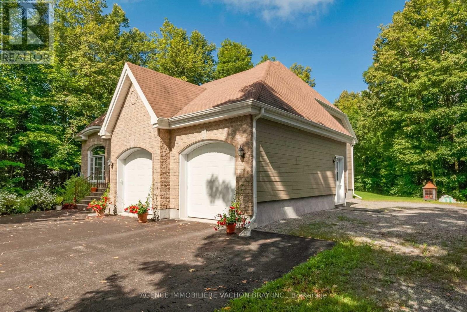 20233 Maple Road, South Glengarry, Ontario K0C 2J0 - Photo 3 - X13747034