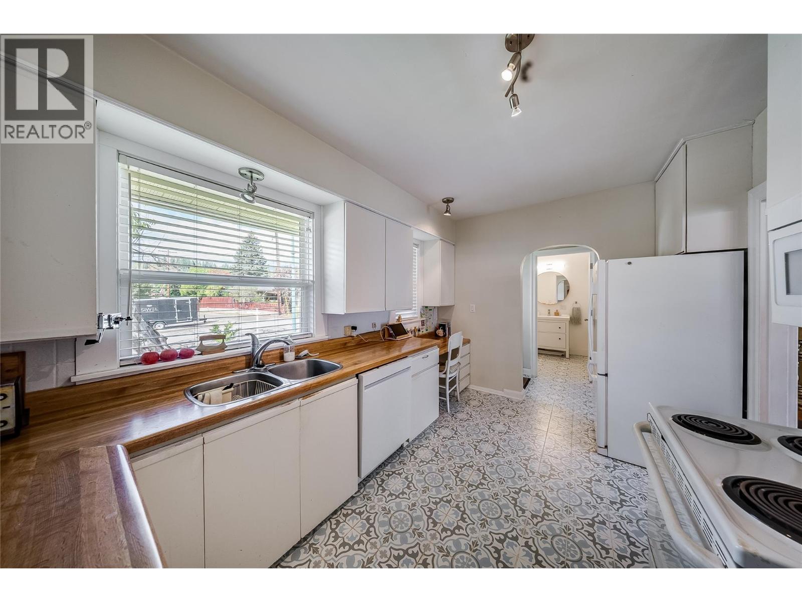 204 Diana Crescent, Trail, British Columbia  V1R 1A3 - Photo 3 - 10399688