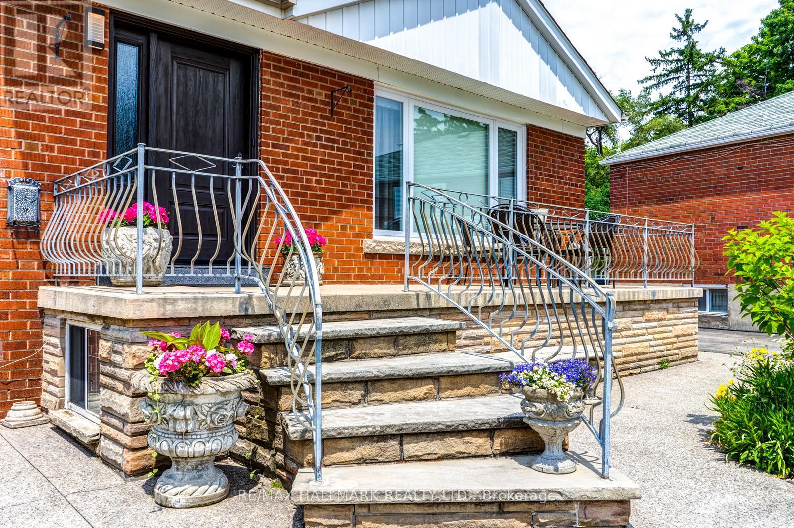 110 Trinnell Boulevard, Toronto, Ontario  M1L 1S7 - Photo 2 - E13746990