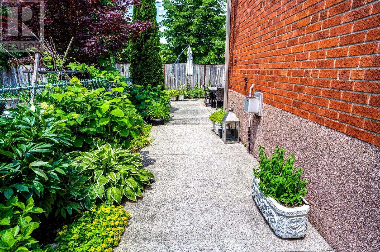 110 Trinnell Boulevard, Toronto, Ontario  M1L 1S7 - Photo 4 - E13746990
