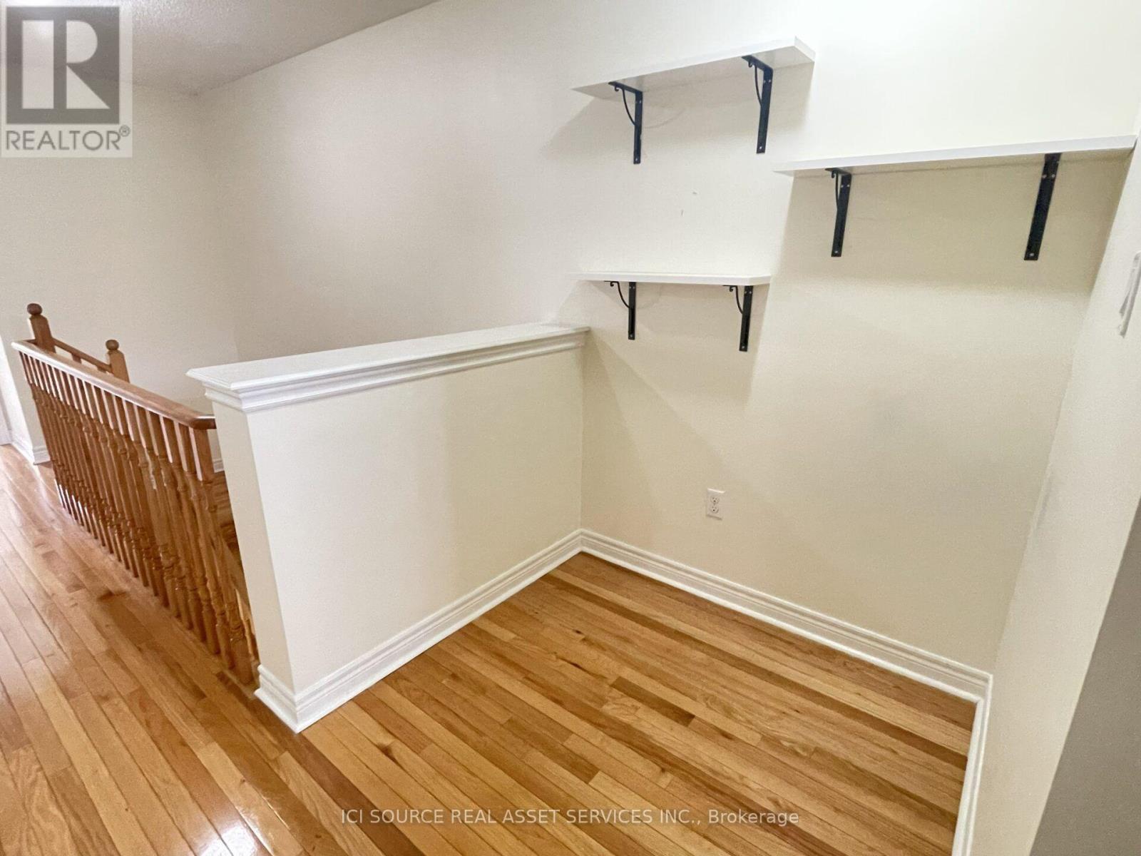 Upper - 646 Coach Drive, Mississauga, Ontario  L5R 0C5 - Photo 11 - W13746970