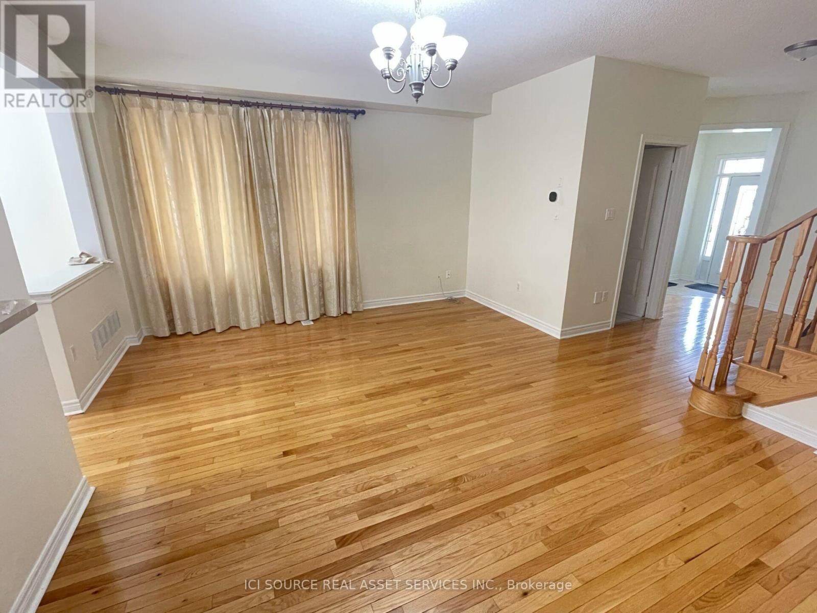 Upper - 646 Coach Drive, Mississauga, Ontario  L5R 0C5 - Photo 4 - W13746970