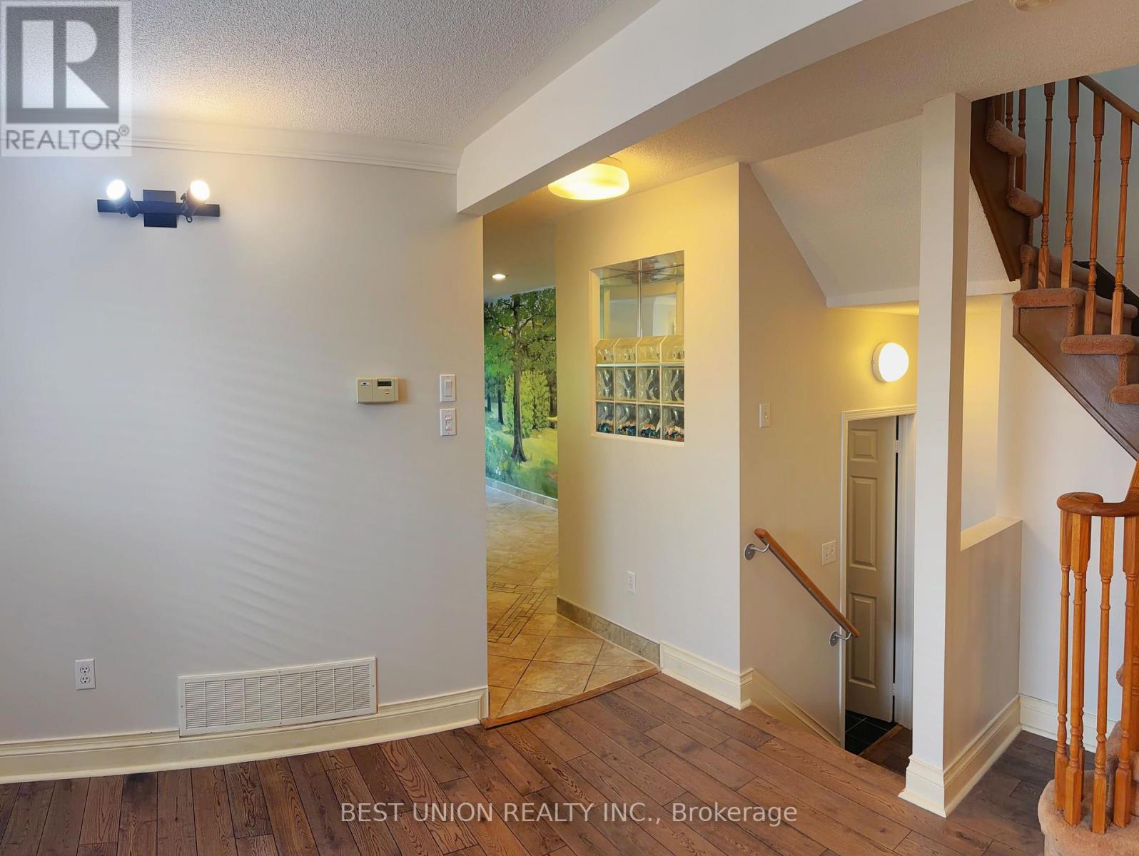 2864 Westbury Court, Mississauga, Ontario  L5M 6B3 - Photo 3 - W13747006