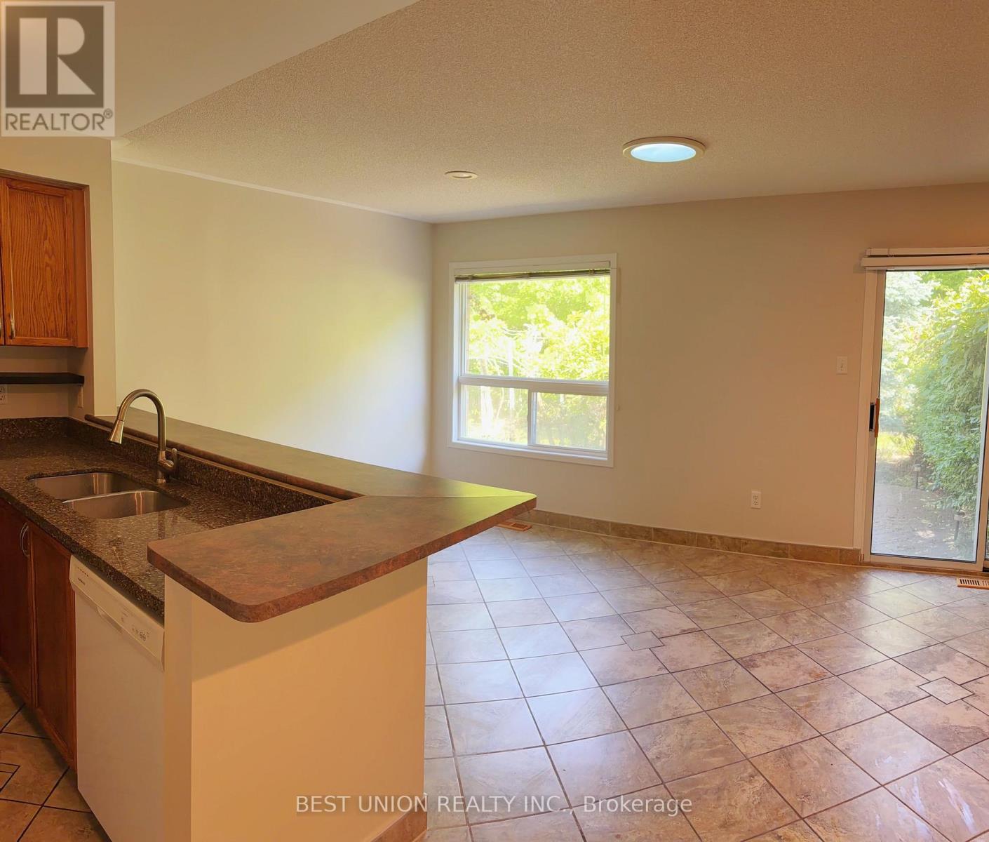 2864 Westbury Court, Mississauga, Ontario  L5M 6B3 - Photo 8 - W13747006