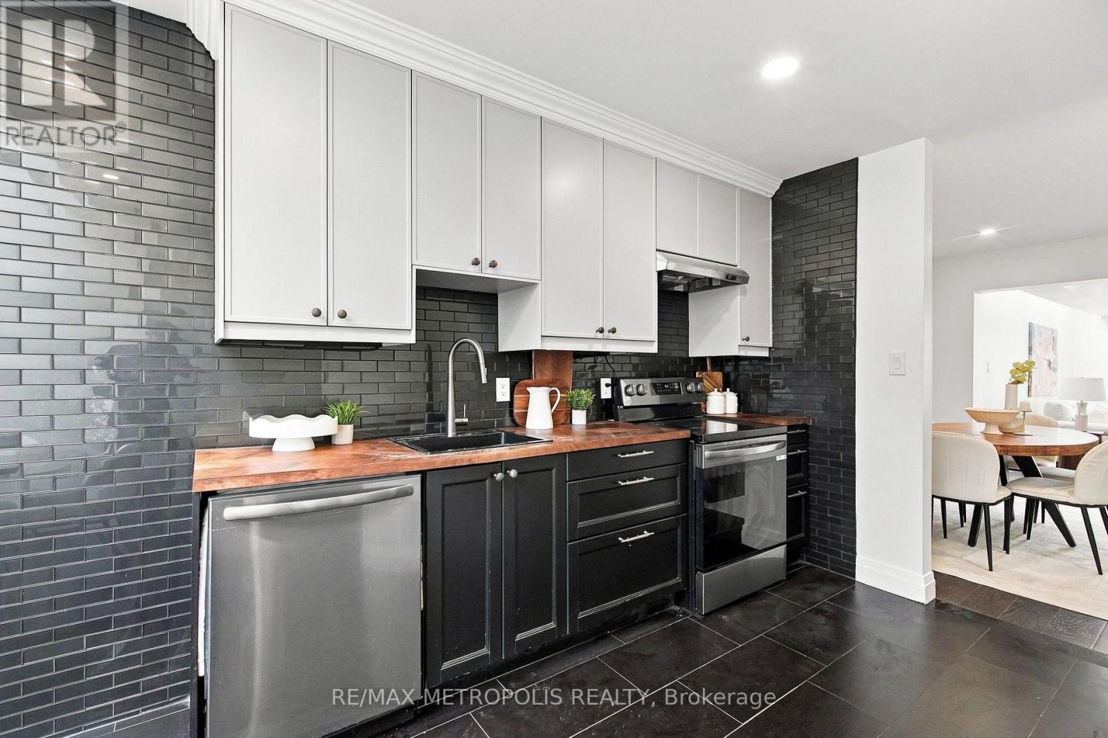24 Marion Street, Toronto, Ontario  M6R 1E5 - Photo 12 - W13747022