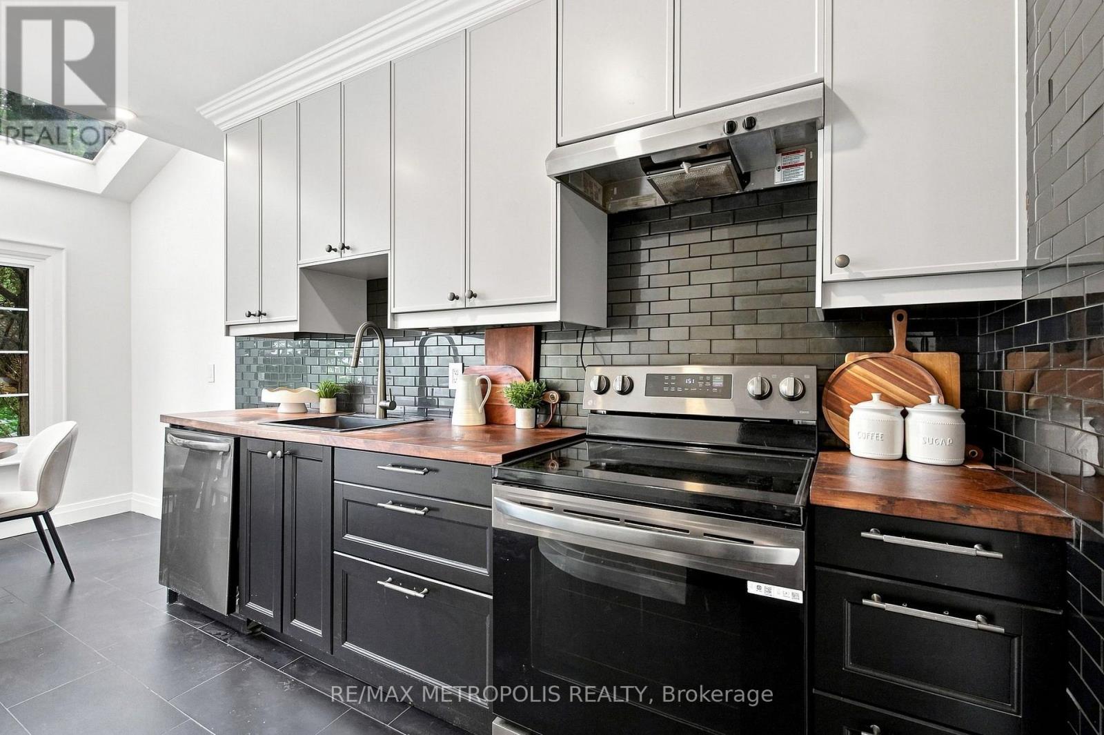 24 Marion Street, Toronto, Ontario  M6R 1E5 - Photo 13 - W13747022