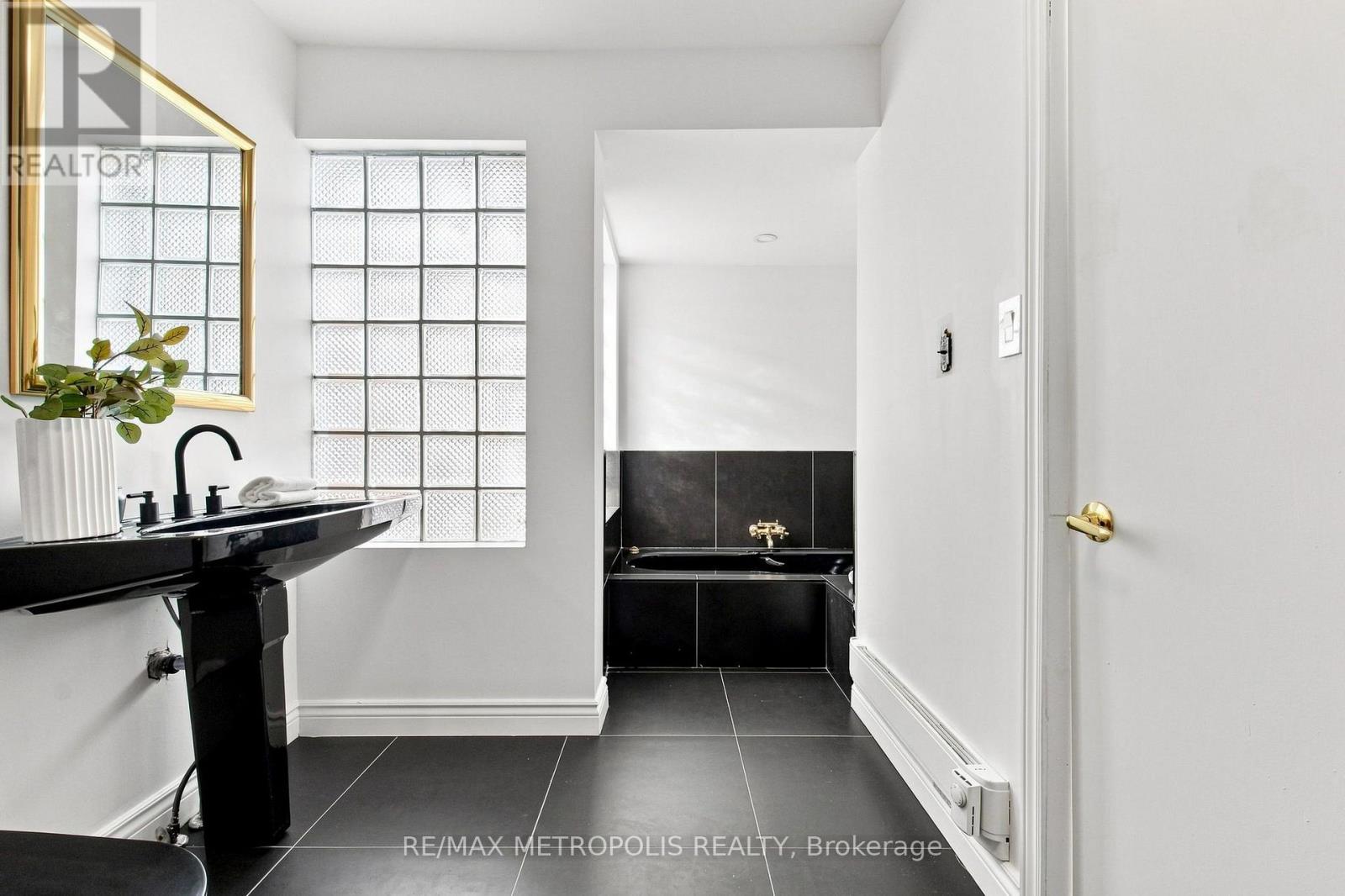24 Marion Street, Toronto, Ontario  M6R 1E5 - Photo 28 - W13747022