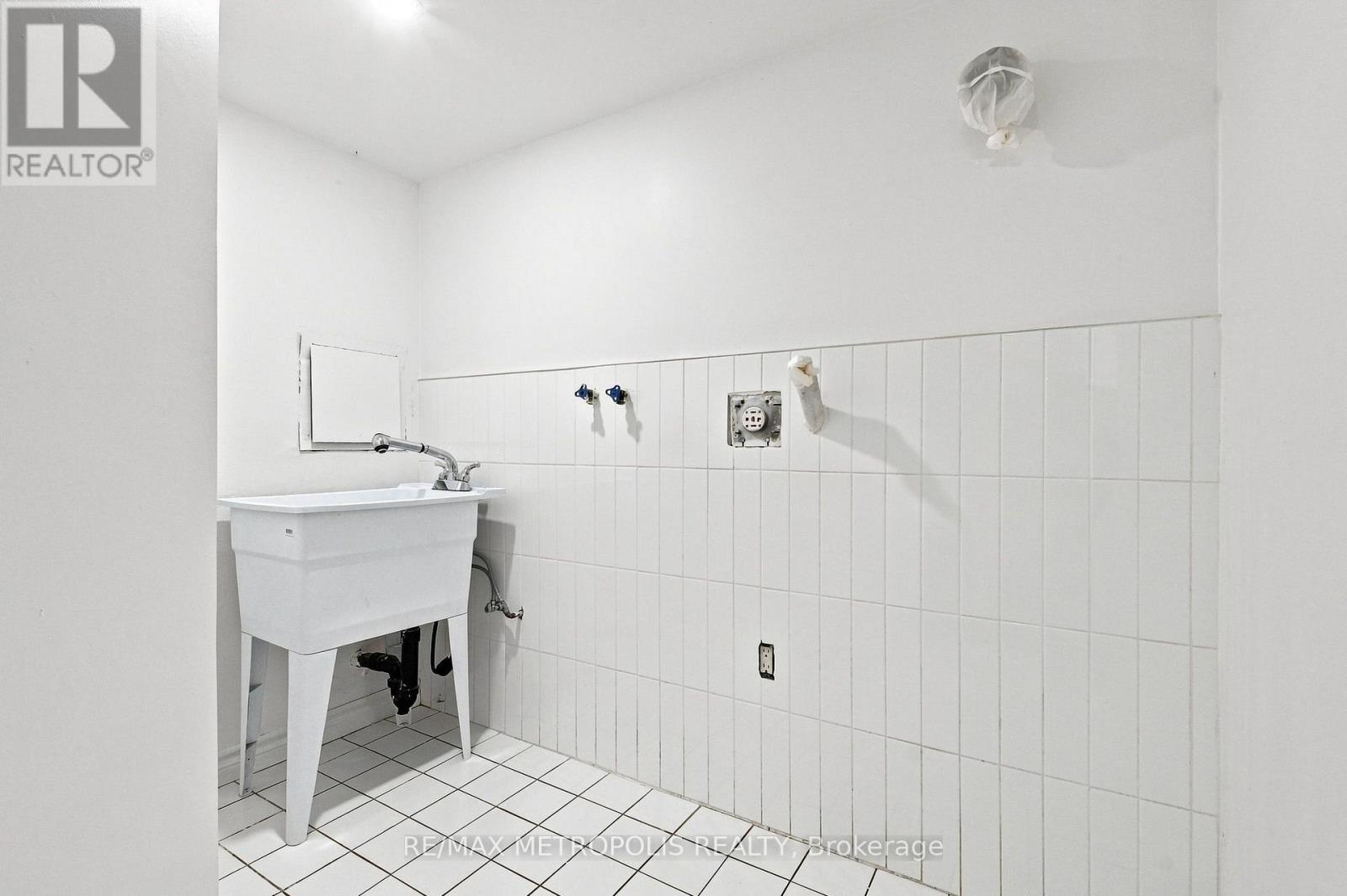 24 Marion Street, Toronto, Ontario  M6R 1E5 - Photo 35 - W13747022