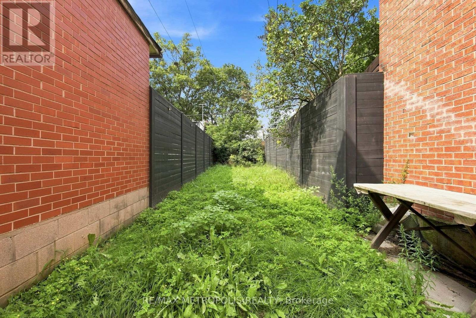 24 Marion Street, Toronto, Ontario  M6R 1E5 - Photo 37 - W13747022