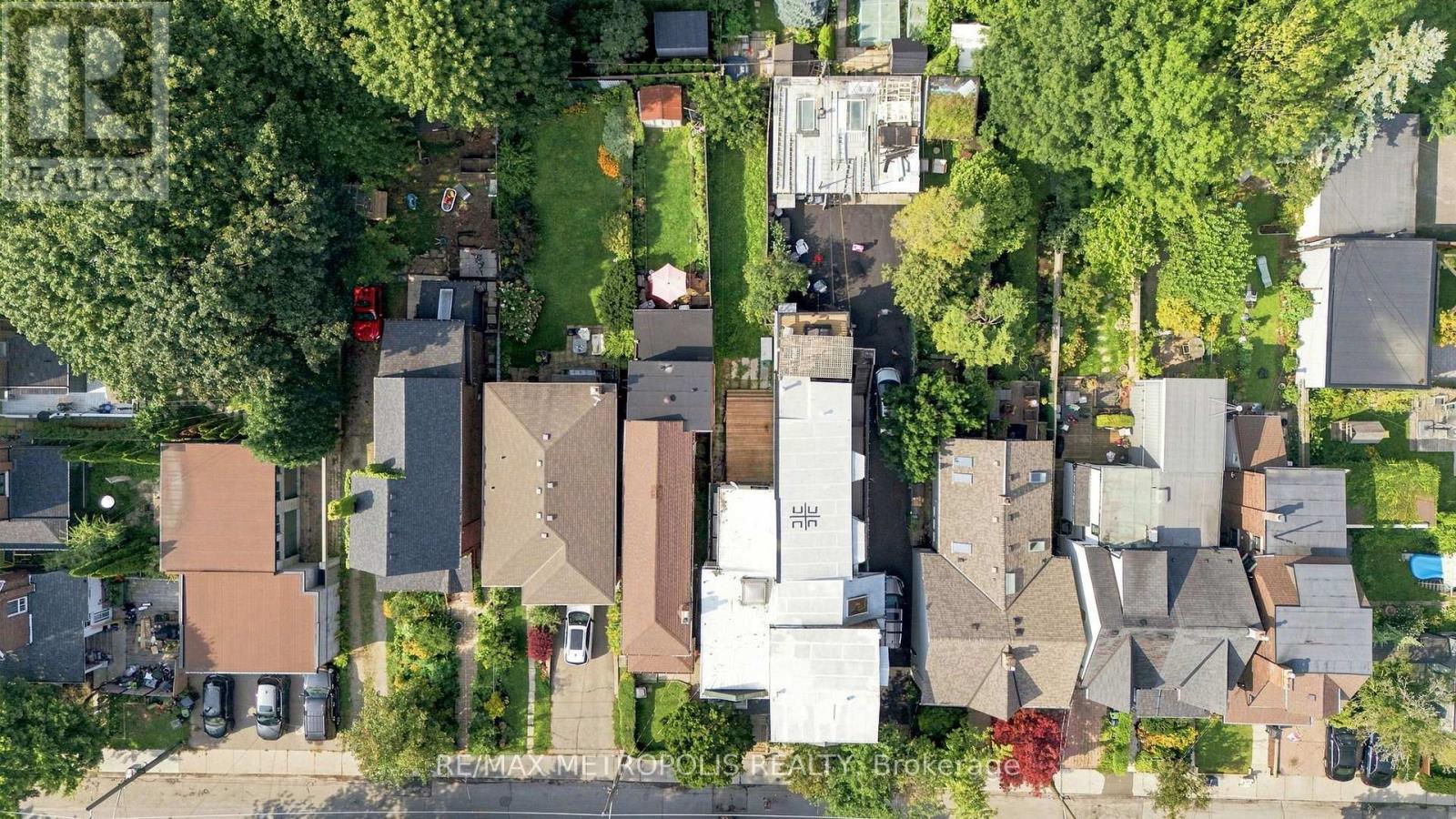 24 Marion Street, Toronto, Ontario  M6R 1E5 - Photo 4 - W13747022