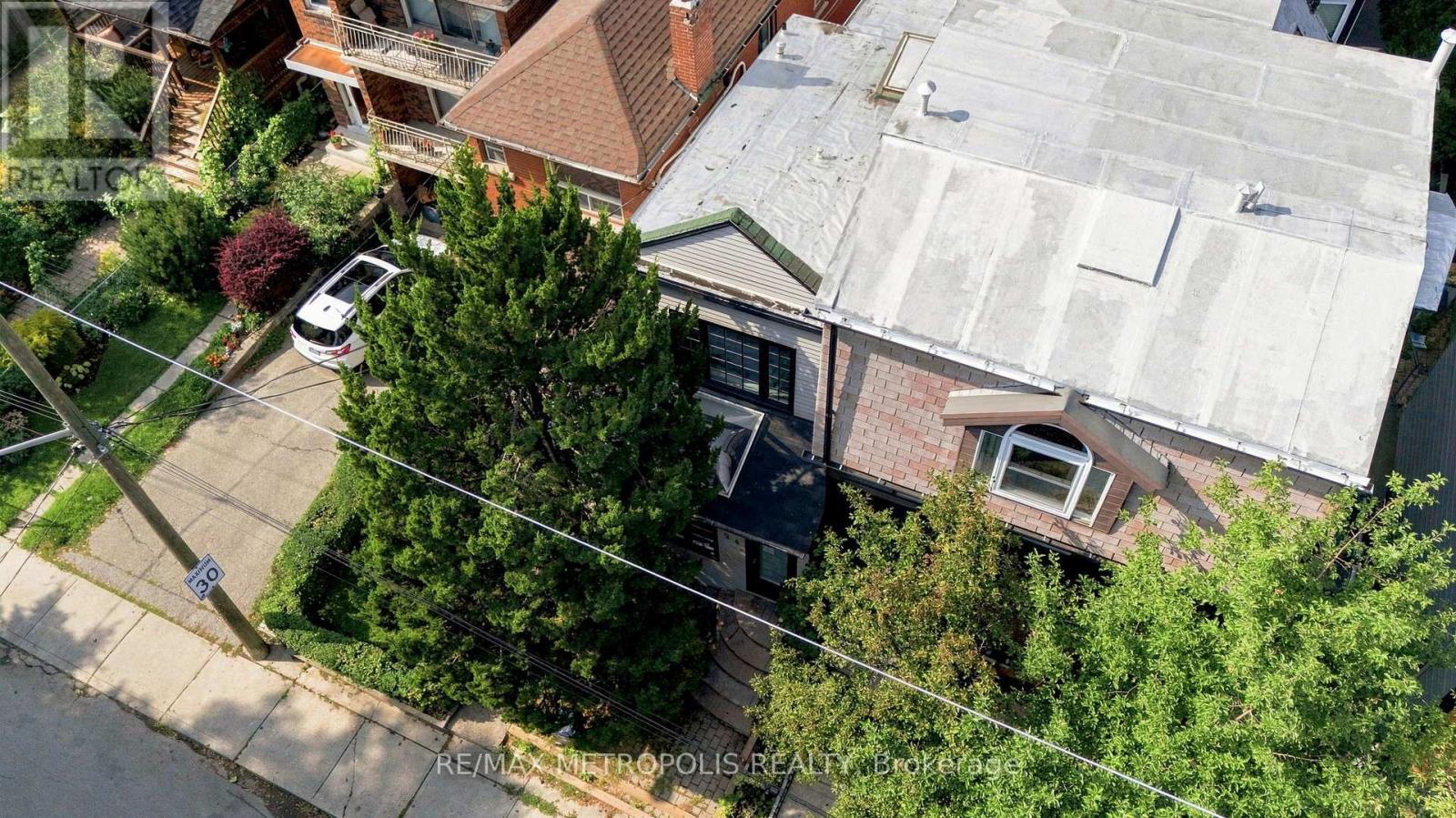 24 Marion Street, Toronto, Ontario  M6R 1E5 - Photo 5 - W13747022