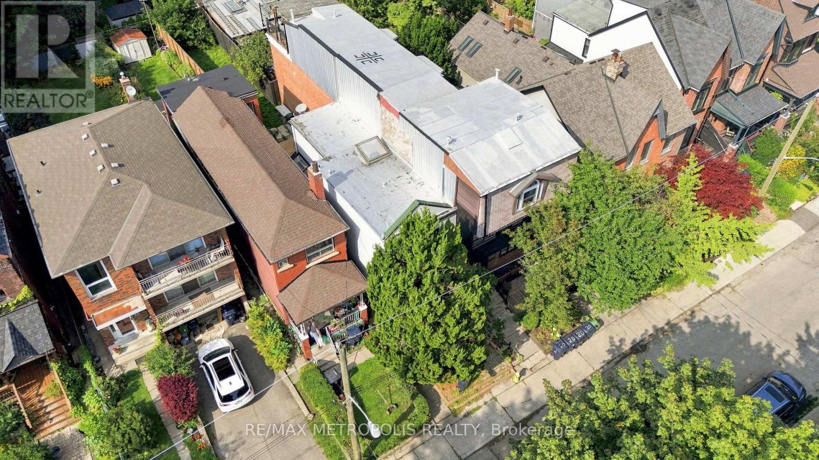 24 Marion Street, Toronto, Ontario  M6R 1E5 - Photo 6 - W13747022