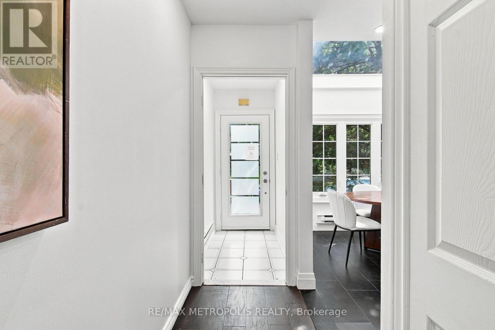24 Marion Street, Toronto, Ontario  M6R 1E5 - Photo 7 - W13747022