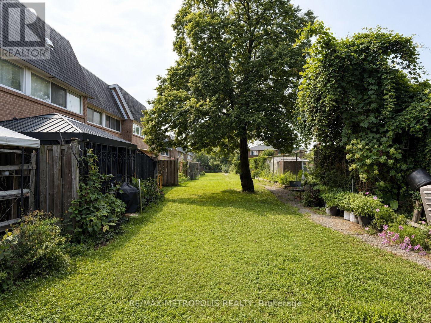 24 Enclave Mews, Toronto, Ontario  M3M 3J6 - Photo 4 - W13747064
