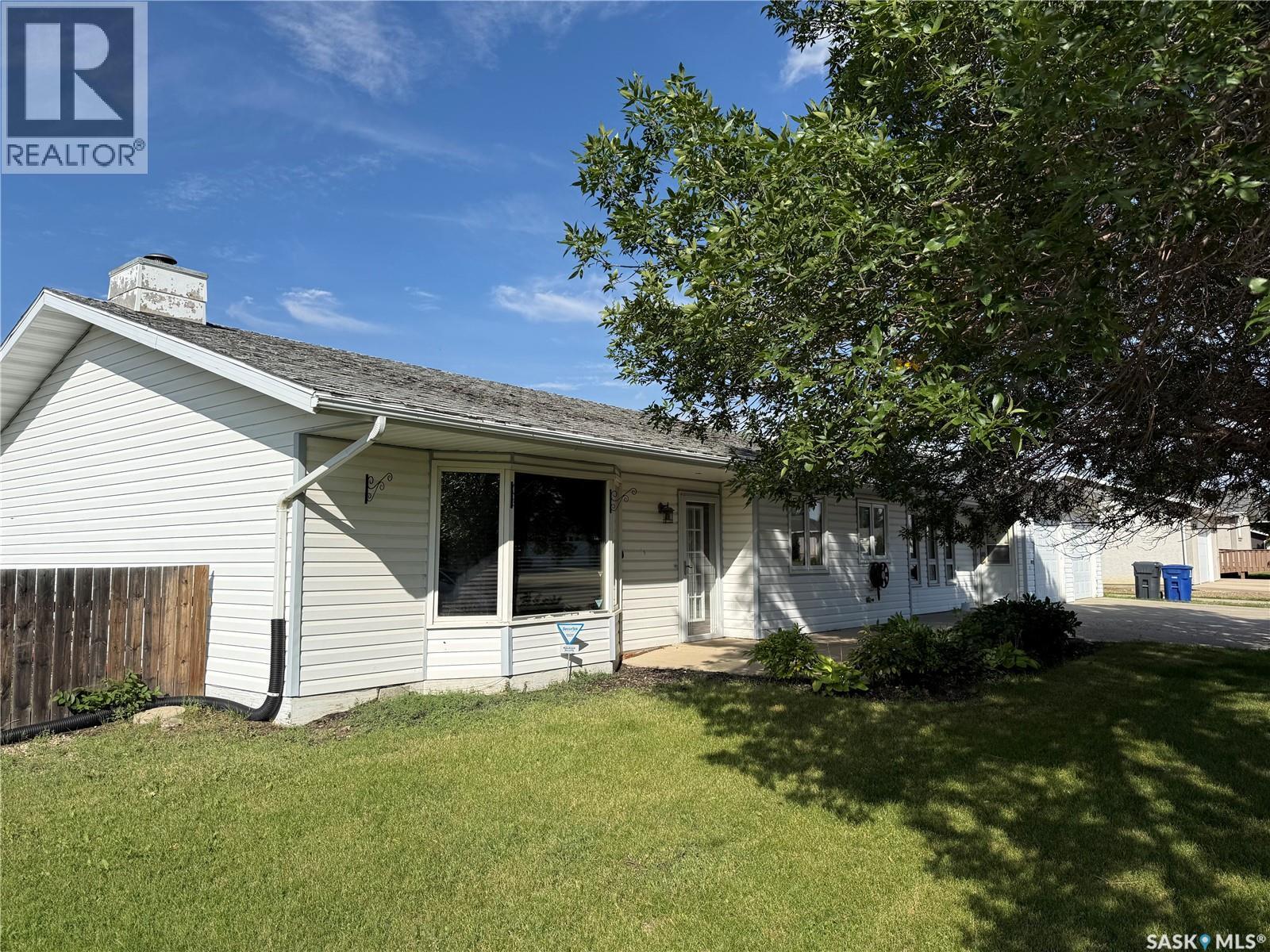 1849 Eaglesham Avenue, Weyburn, Saskatchewan  S4H 3A6 - Photo 2 - SK047517