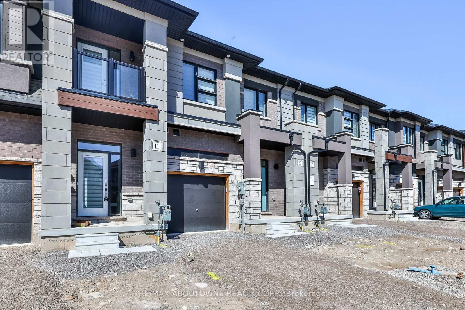9 WAKELING DRIVE, Brantford, Ontario