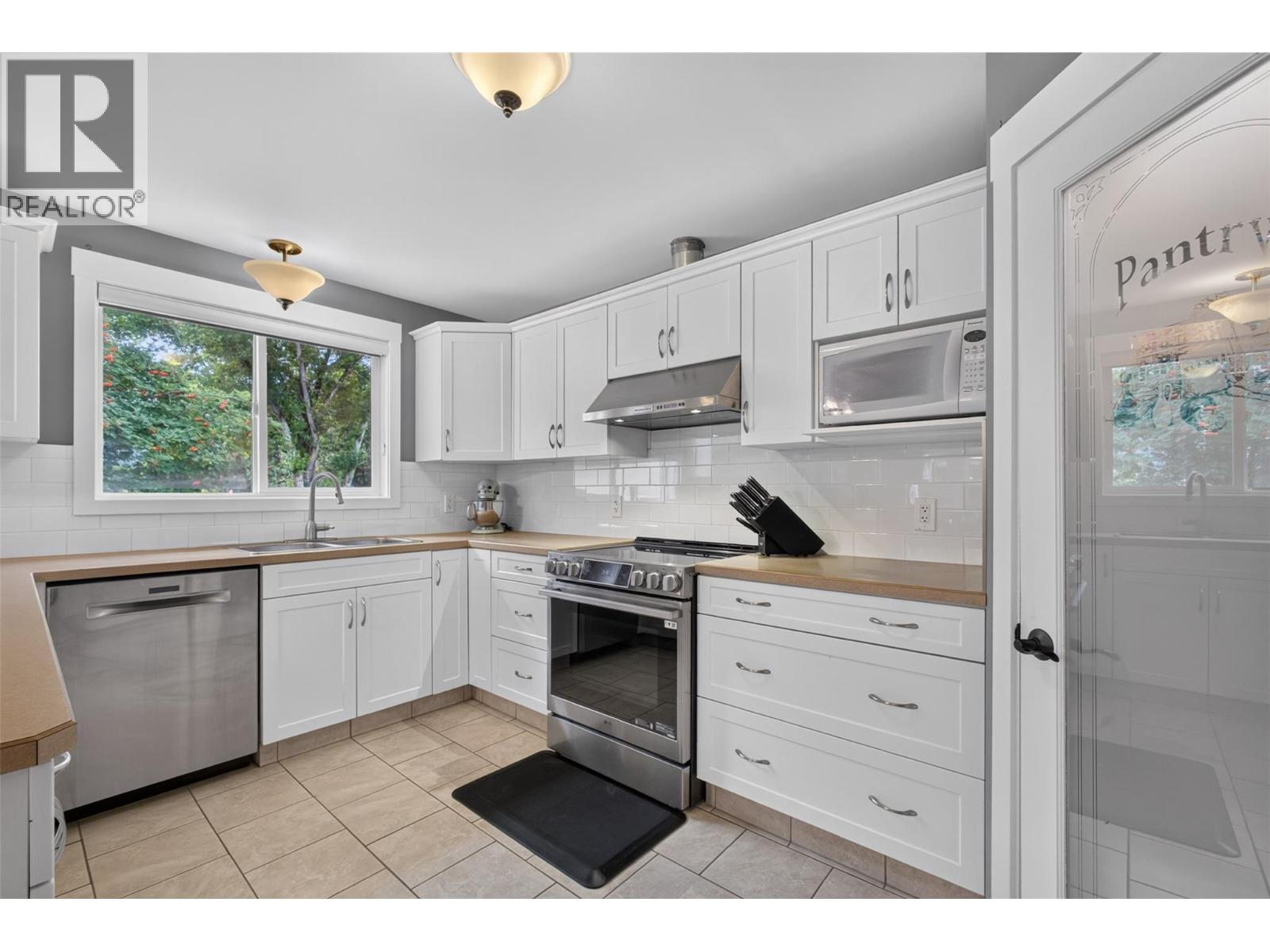 1659 Santa Rosa Road, Christina Lake, British Columbia  V0H 1E3 - Photo 3 - 10398775
