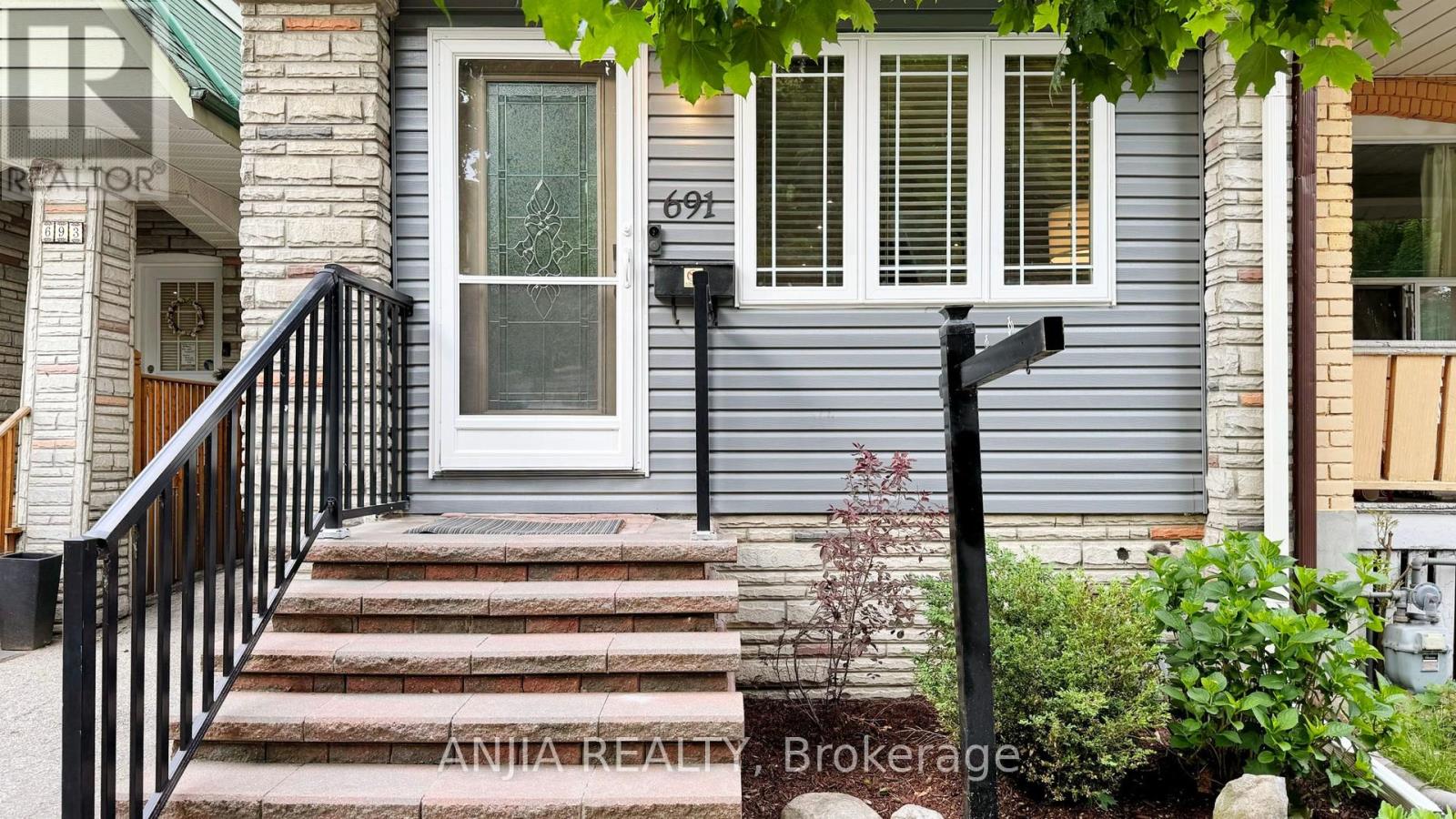 691 Greenwood Avenue, Toronto (Danforth), Ontario  M4J 4B6 - Photo 2 - E13564752