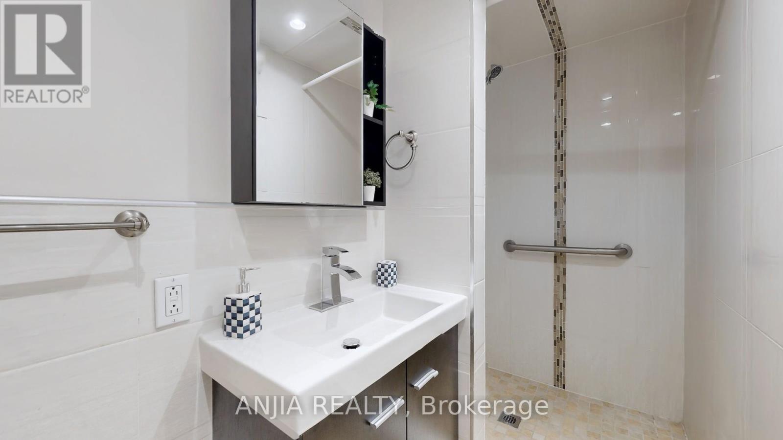 691 Greenwood Avenue, Toronto (Danforth), Ontario  M4J 4B6 - Photo 13 - E13564752