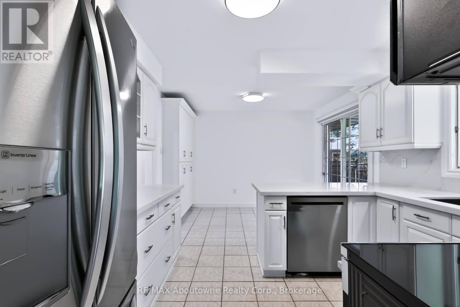 30 Birkbank Drive, Oakville, Ontario  L6J 4Y9 - Photo 12 - W13747286