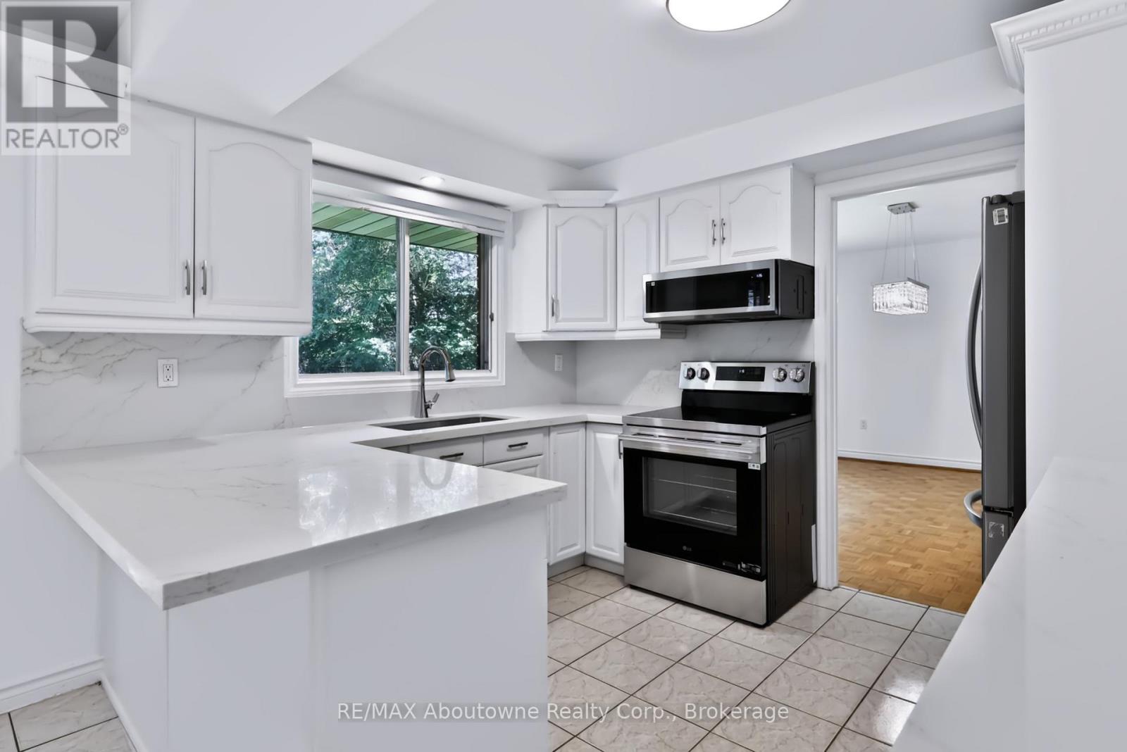 30 Birkbank Drive, Oakville, Ontario  L6J 4Y9 - Photo 13 - W13747286