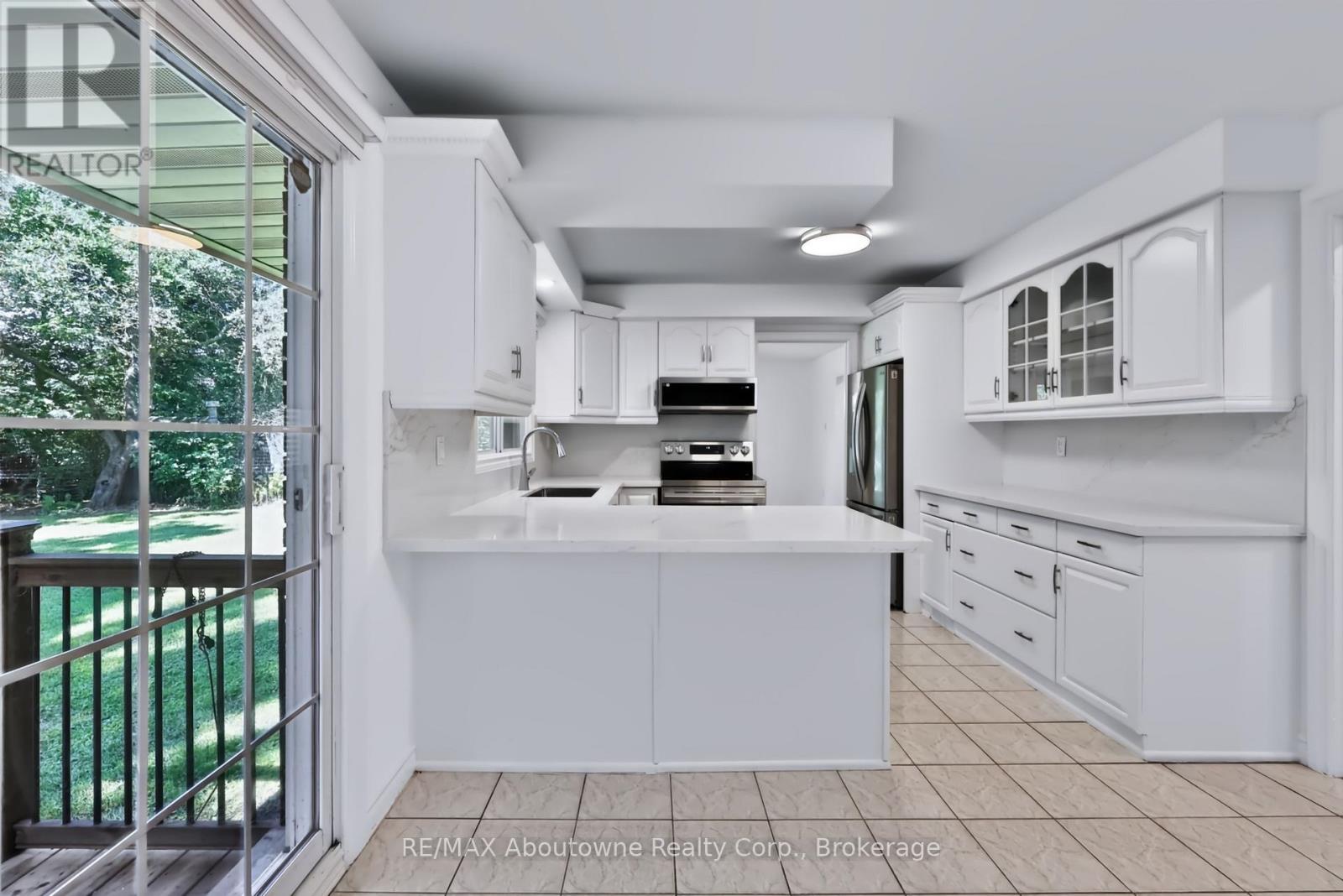 30 Birkbank Drive, Oakville, Ontario  L6J 4Y9 - Photo 14 - W13747286