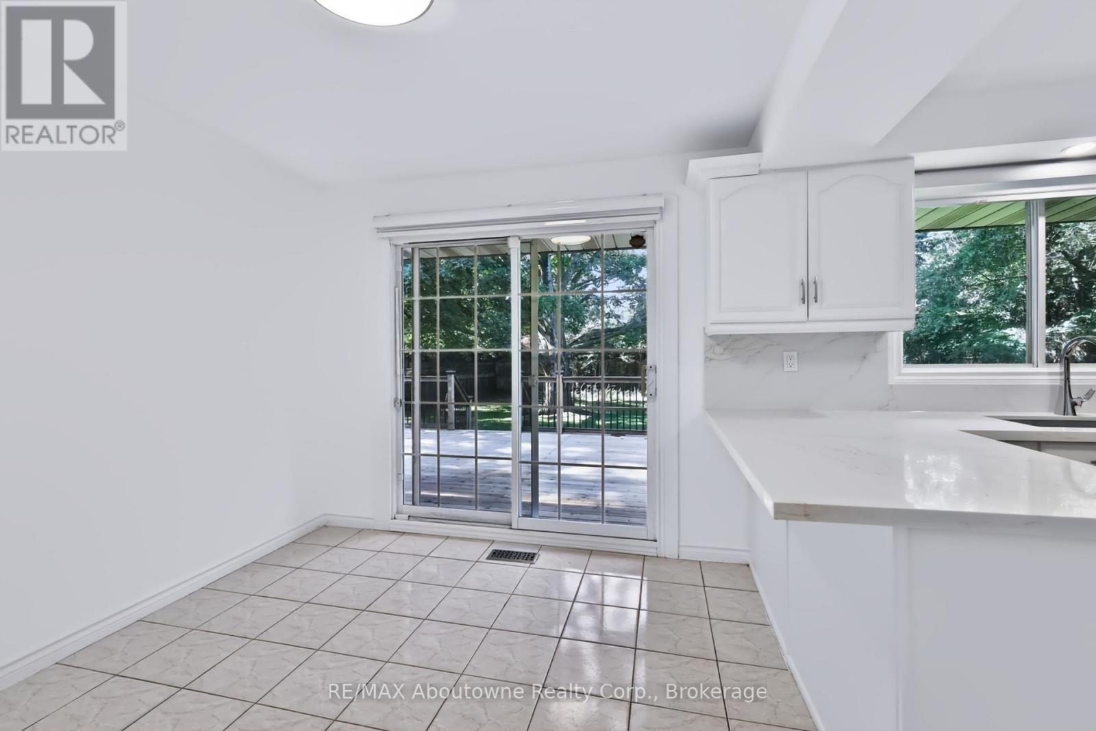 30 Birkbank Drive, Oakville, Ontario  L6J 4Y9 - Photo 15 - W13747286