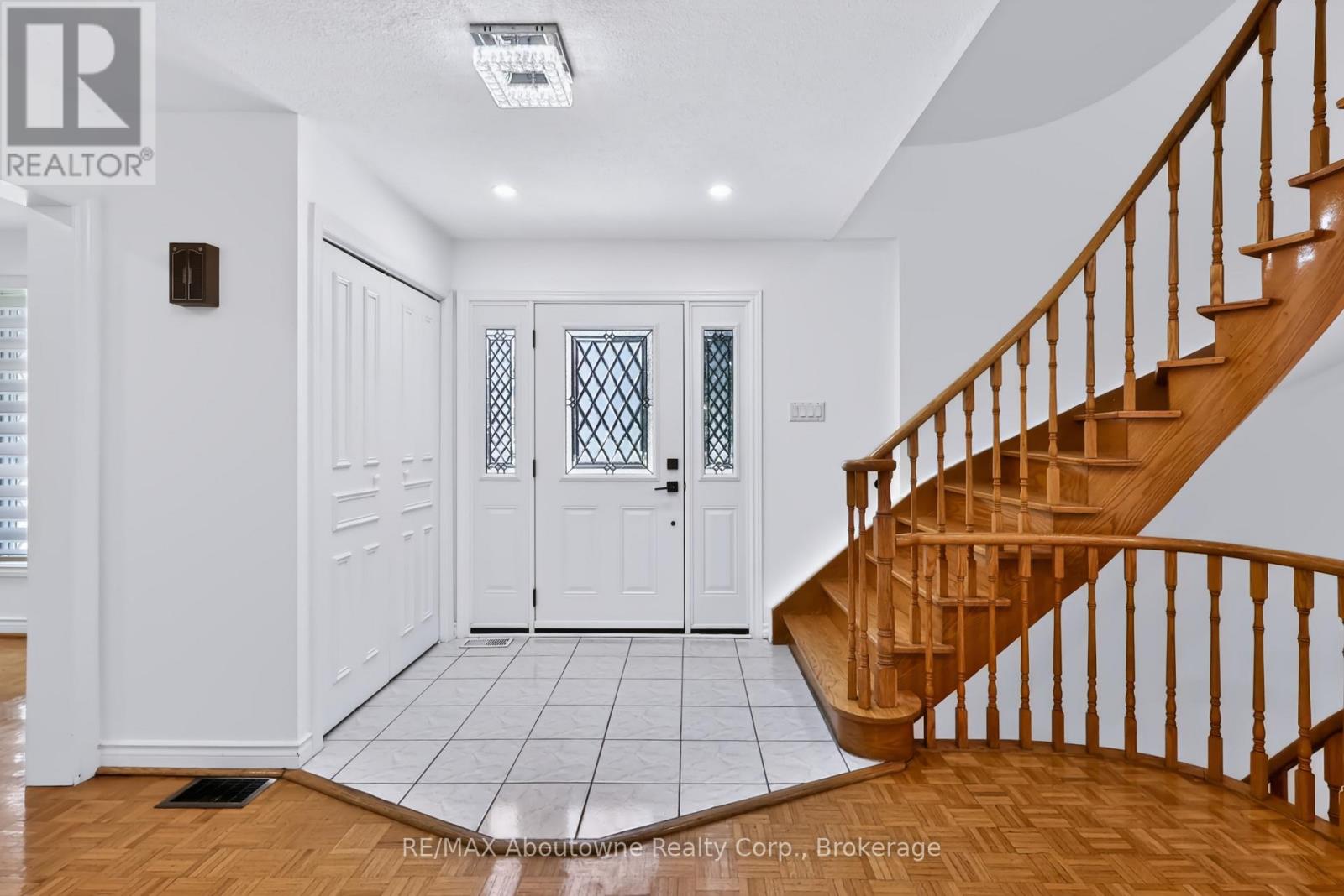30 Birkbank Drive, Oakville, Ontario  L6J 4Y9 - Photo 5 - W13747286