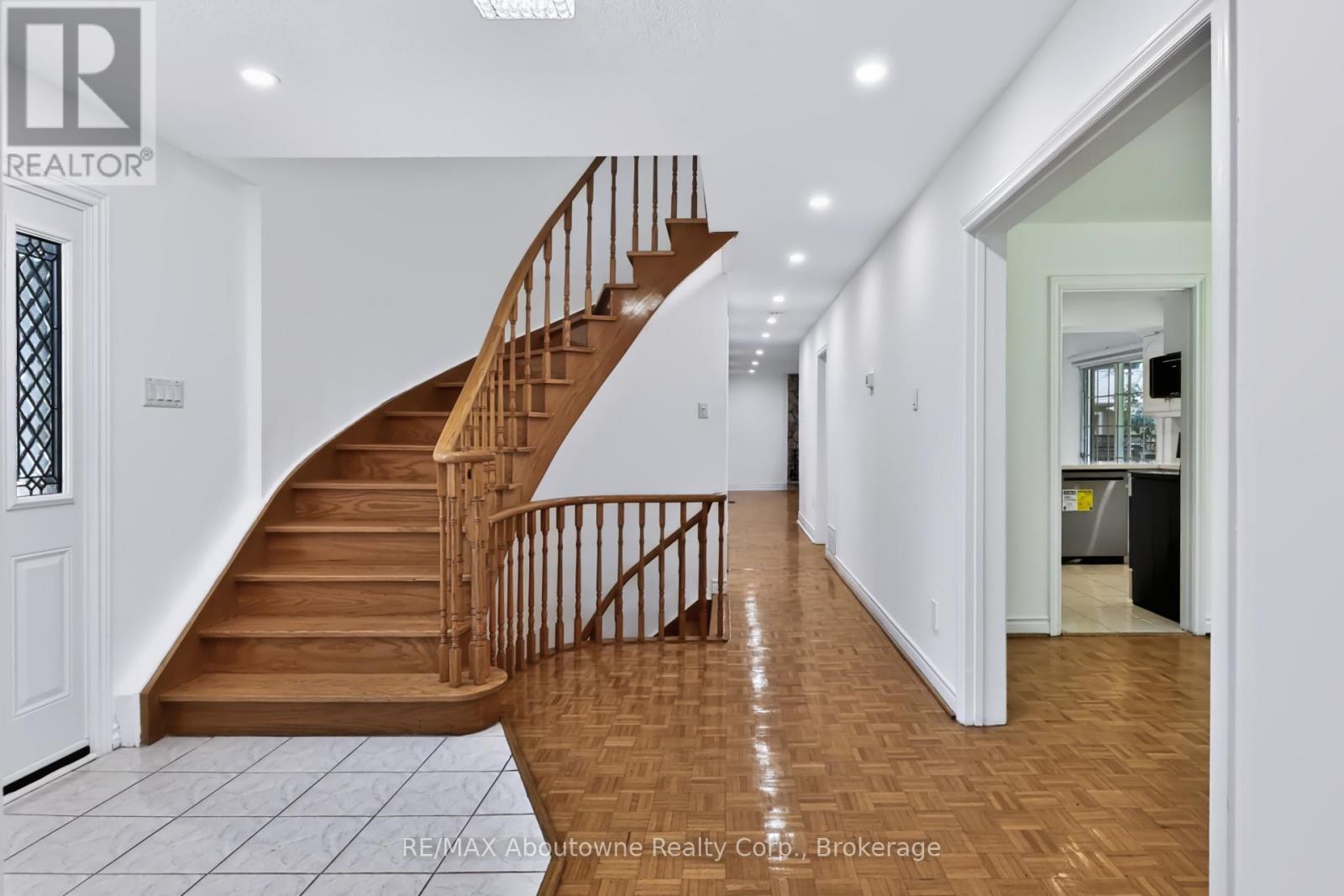 30 Birkbank Drive, Oakville, Ontario  L6J 4Y9 - Photo 8 - W13747286