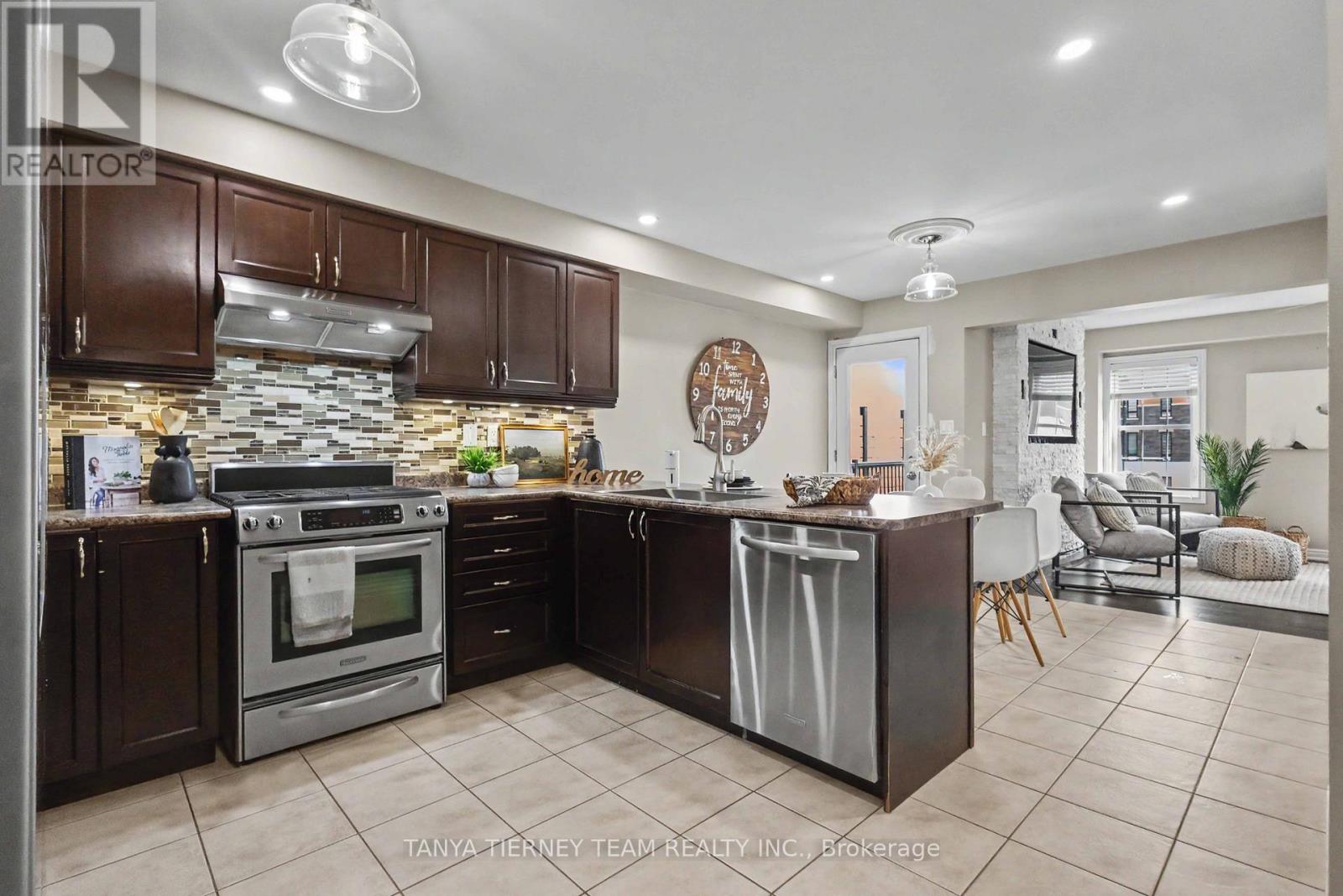 96 Mildenhall Place, Whitby, Ontario  L1M 0E4 - Photo 4 - E13747290