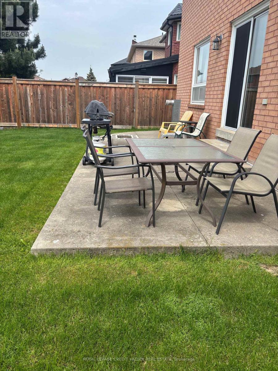 8 Livingston Drive, Caledon, Ontario  L7C 1A7 - Photo 7 - W13747338