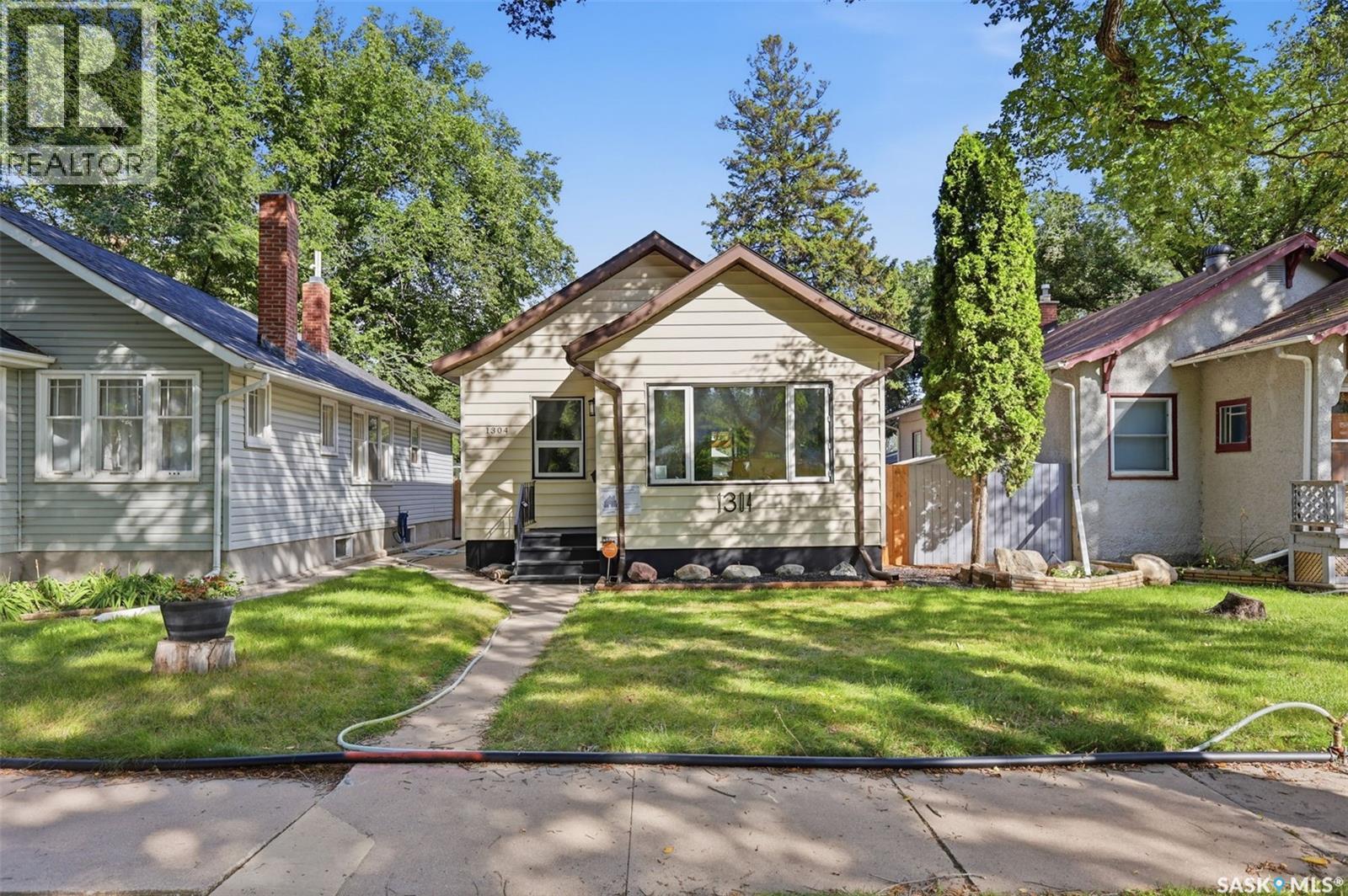 1304 C Avenue N, Saskatoon, Saskatchewan  S7L 1K8 - Photo 1 - SK047618