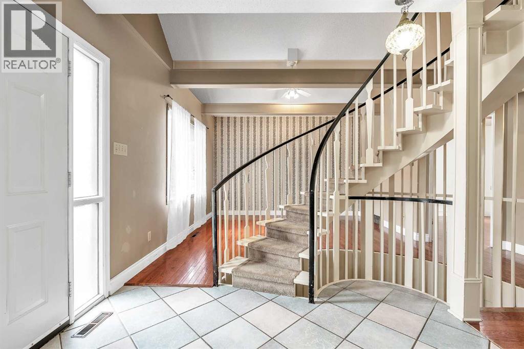 5820 Dalmead Crescent Nw, Calgary, Alberta  T3A 1E6 - Photo 3 - A2334377