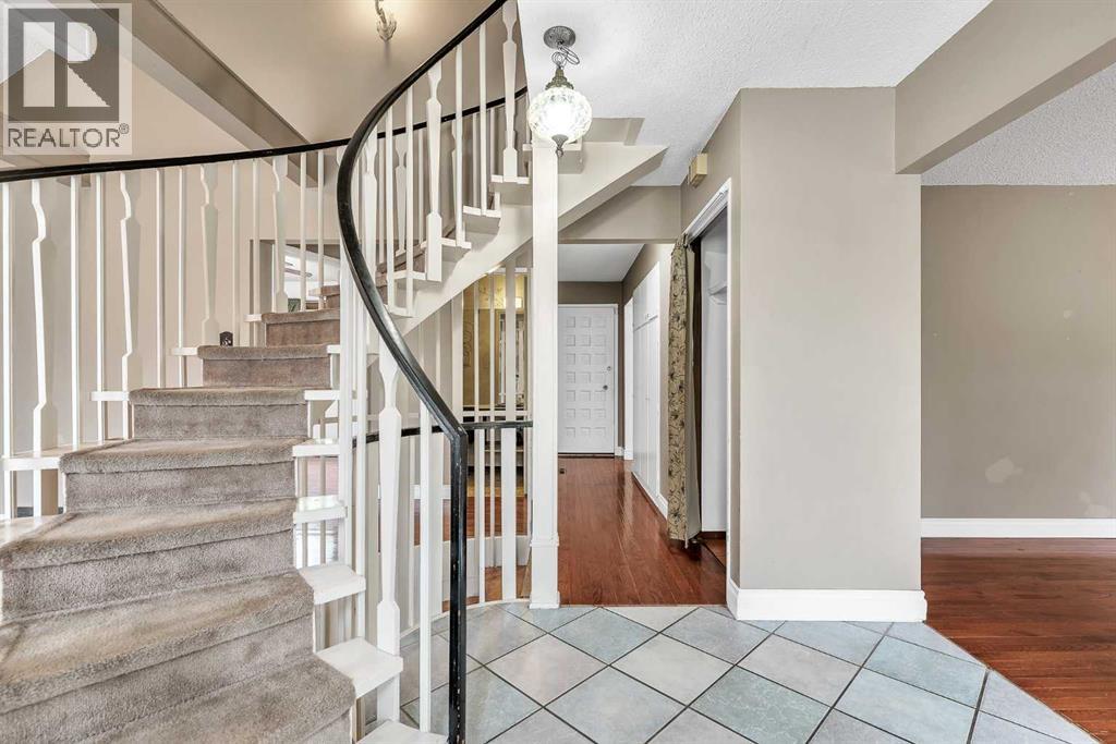 5820 Dalmead Crescent Nw, Calgary, Alberta  T3A 1E6 - Photo 4 - A2334377