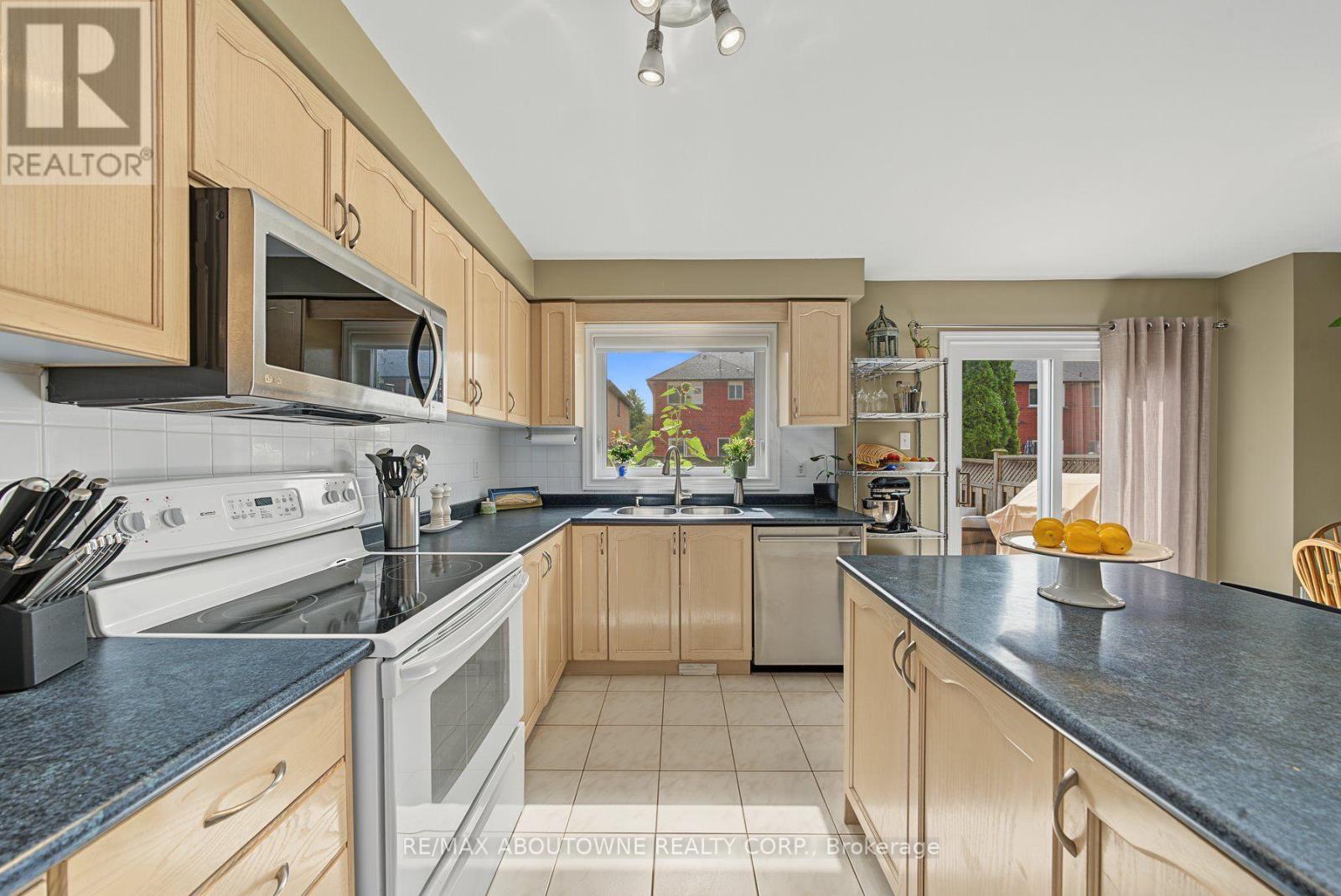 5110 Falconcrest Drive, Burlington, Ontario  L7L 6K5 - Photo 4 - W13747392