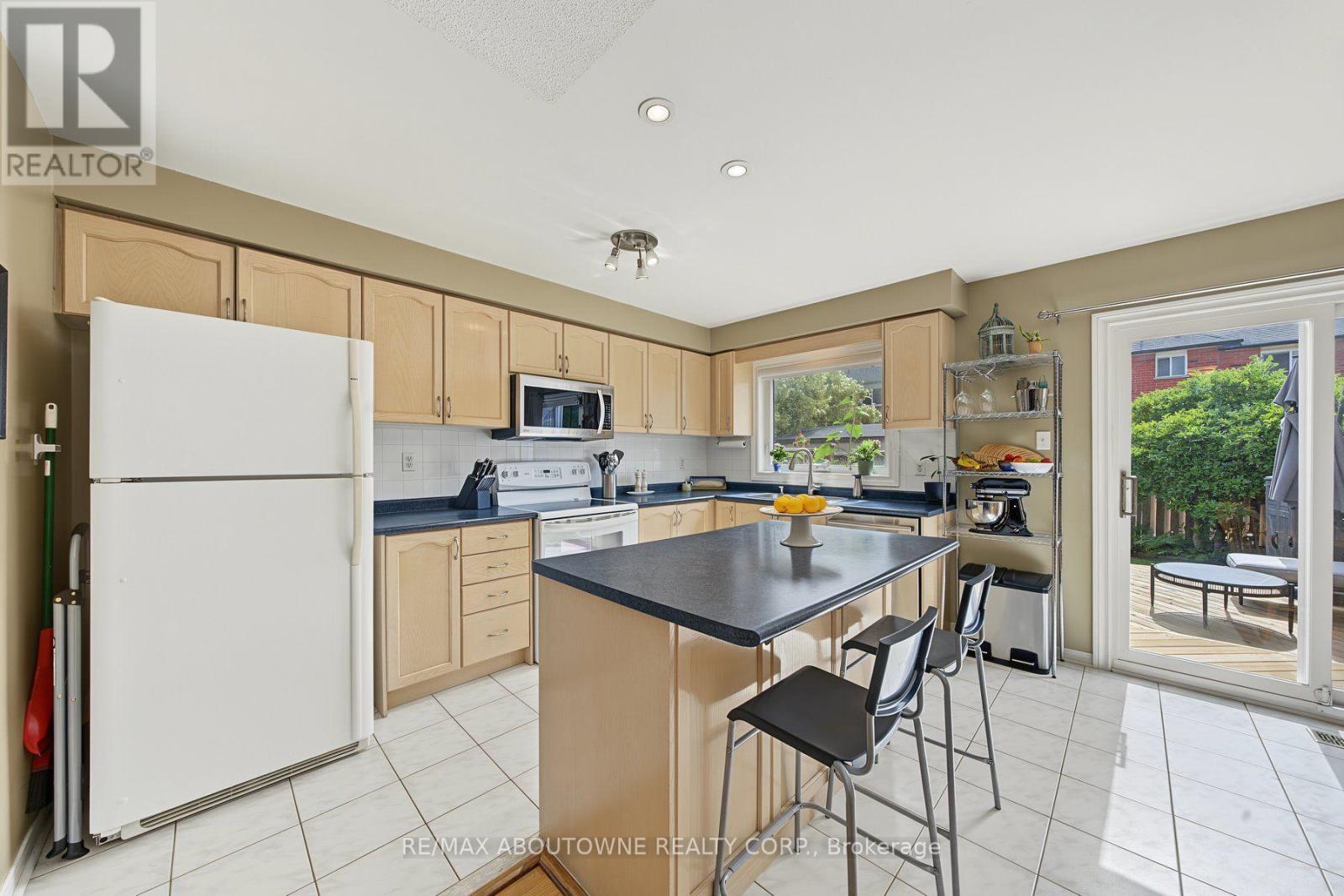 5110 Falconcrest Drive, Burlington, Ontario  L7L 6K5 - Photo 5 - W13747392