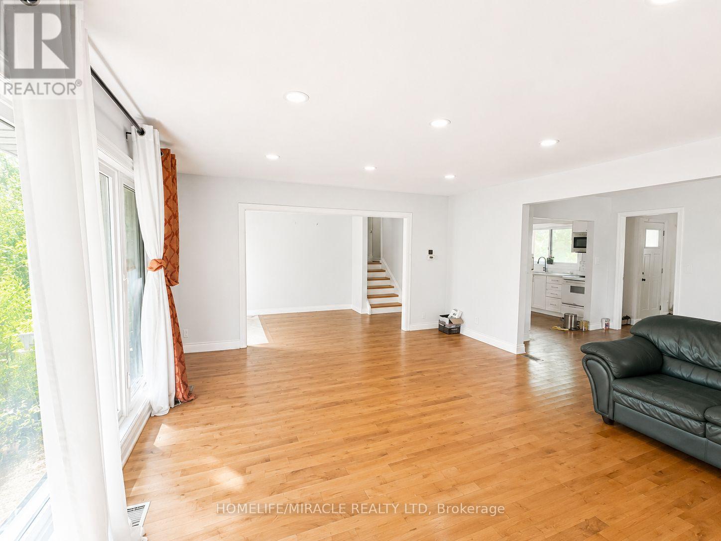 14178 Yonge Street, Aurora, Ontario  L4G 0P5 - Photo 3 - N13747554