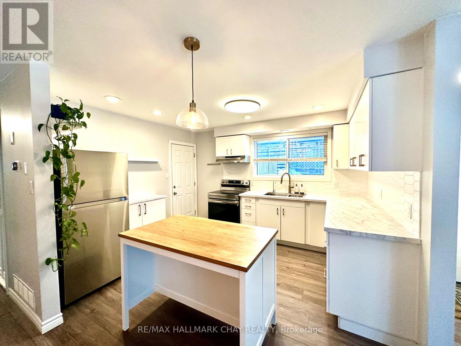 11 Daphne Crescent, Barrie (Cundles East), Ontario  L4M 2Y7 - Photo 4 - S13747500