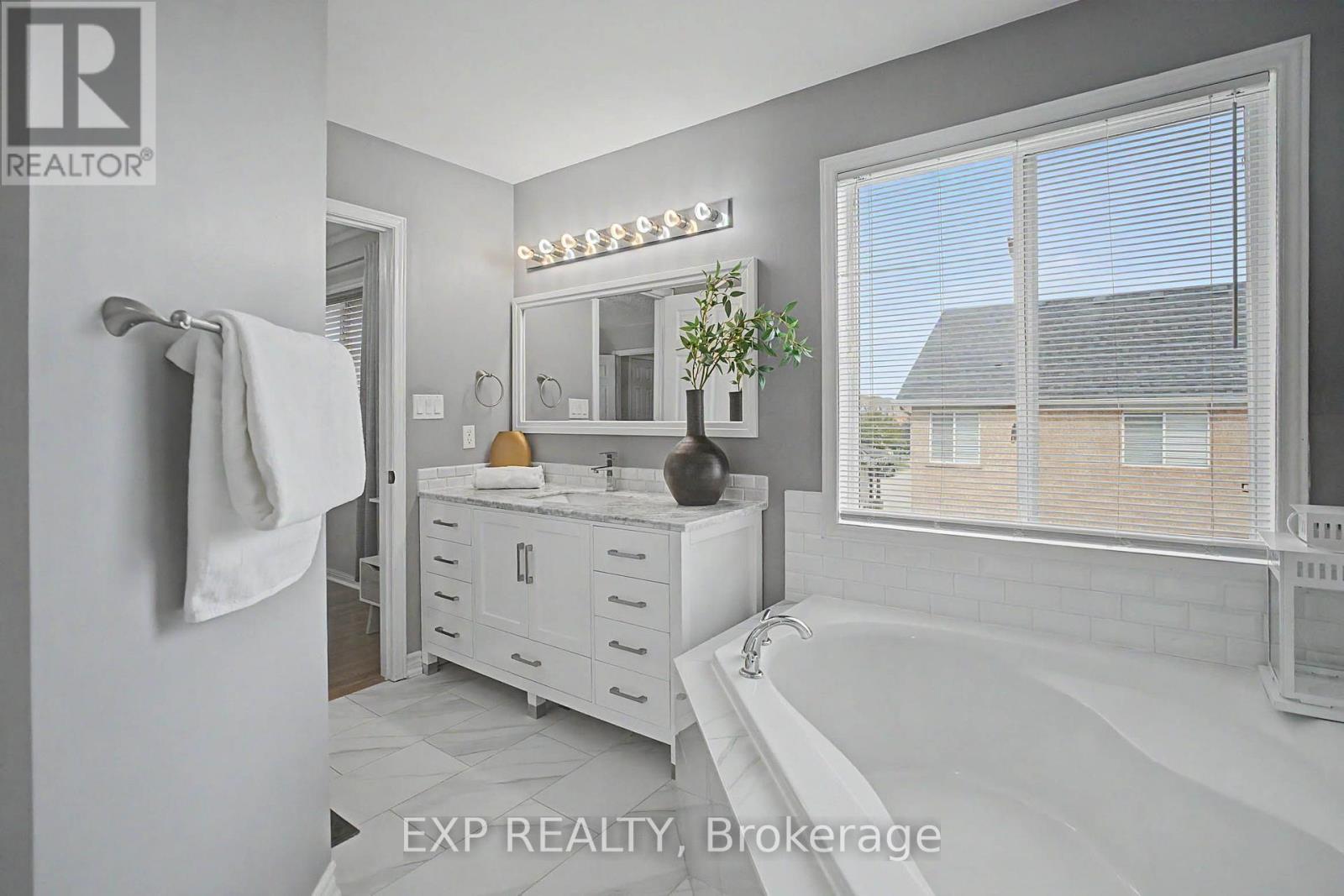 5421 Rochelle Way, Mississauga, Ontario  L5M 7Y2 - Photo 37 - W13747518