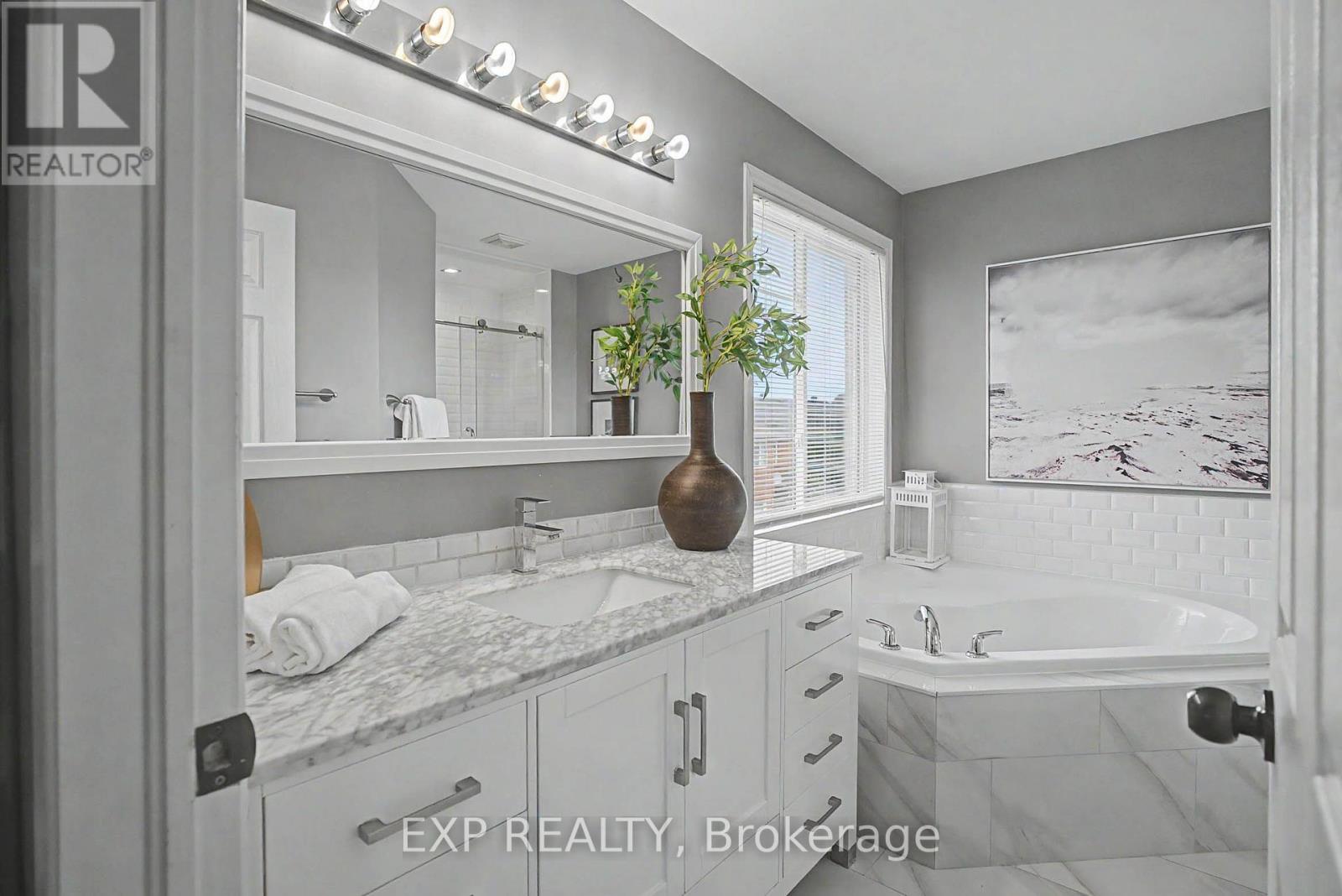 5421 Rochelle Way, Mississauga, Ontario  L5M 7Y2 - Photo 39 - W13747518