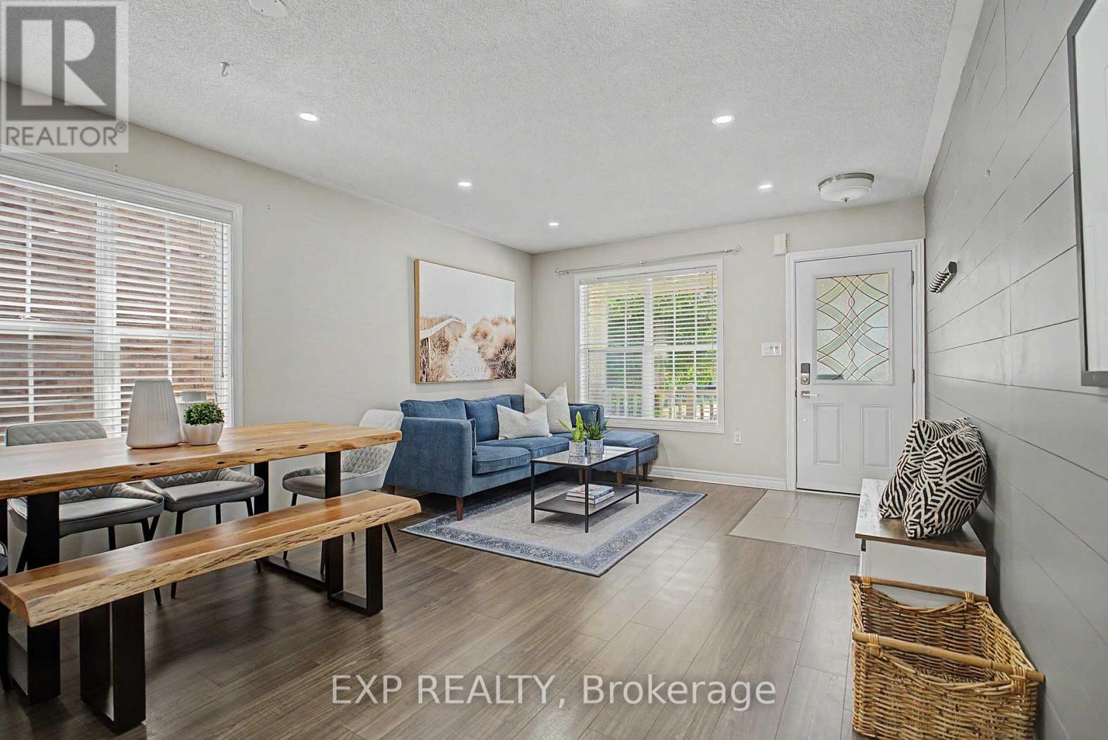 5421 Rochelle Way, Mississauga, Ontario  L5M 7Y2 - Photo 4 - W13747518