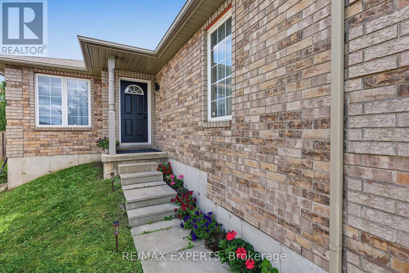Upper - 17 Michelle Drive, Barrie, Ontario  L4N 5Y1 - Photo 2 - S13728622