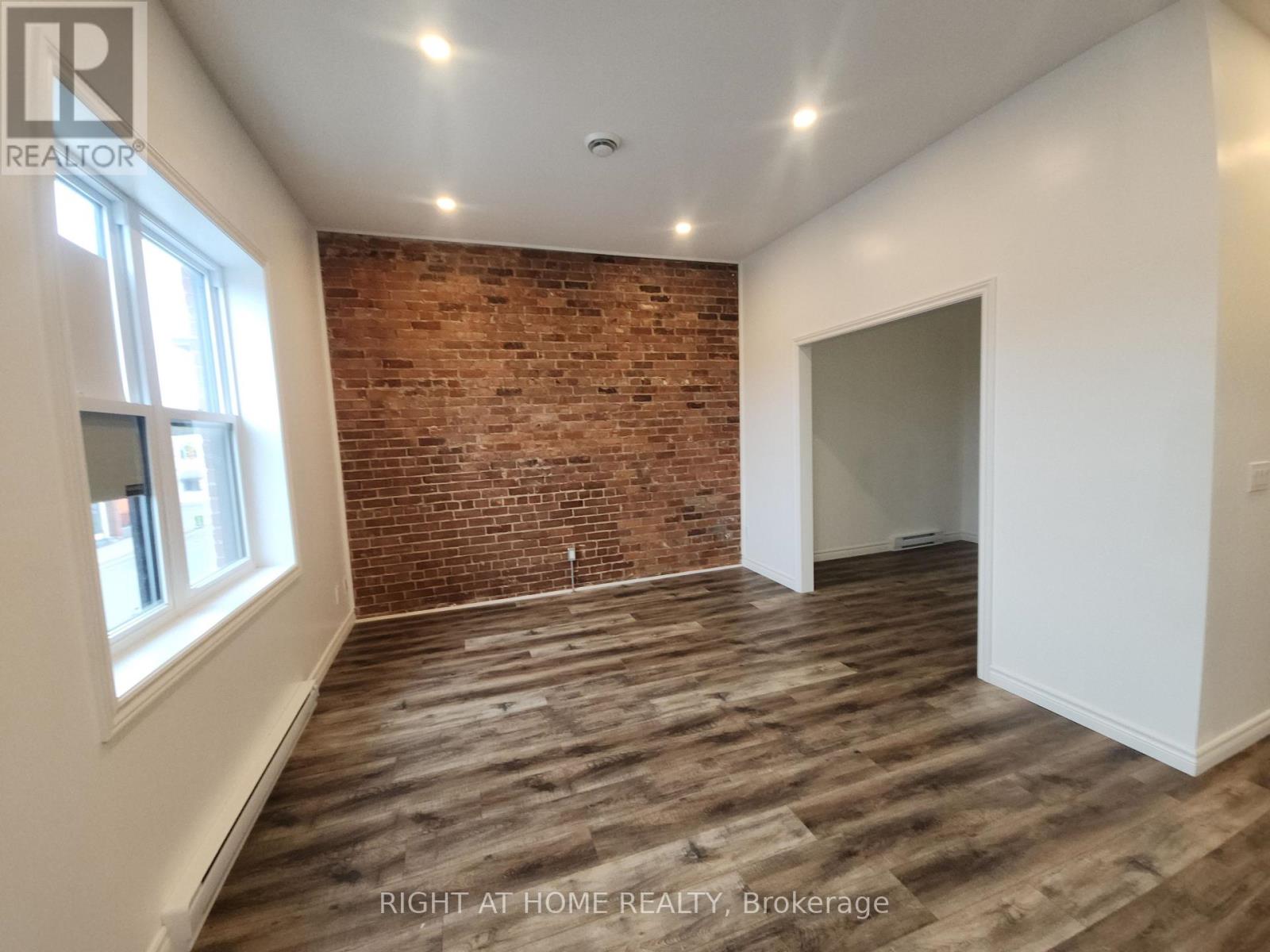 202 - 9 Queen Street W, Springwater (Elmvale), Ontario L0L 1P0 - Photo 2 - S13747602