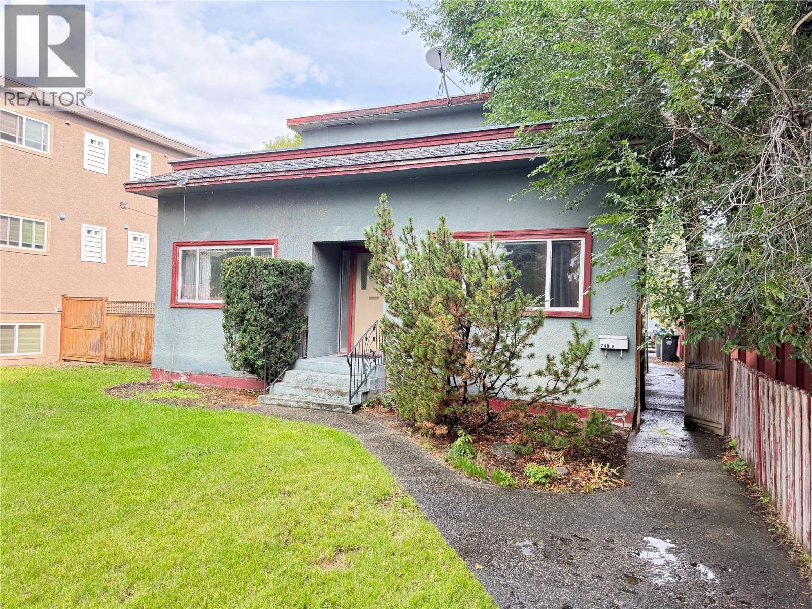 748 Bernard Avenue, Kelowna, British Columbia  V1Y 6P5 - Photo 2 - 10399184